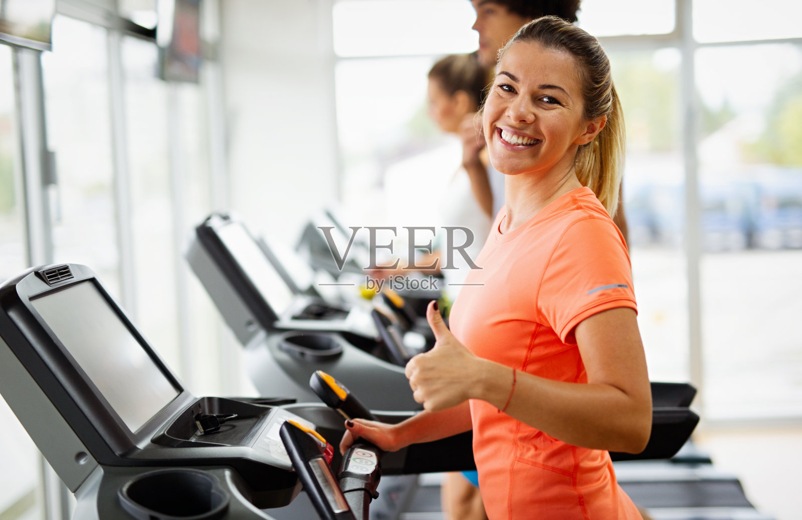 快乐健康的女人的肖像运动是保持健康的健身房。体育人的概念照片摄影图片