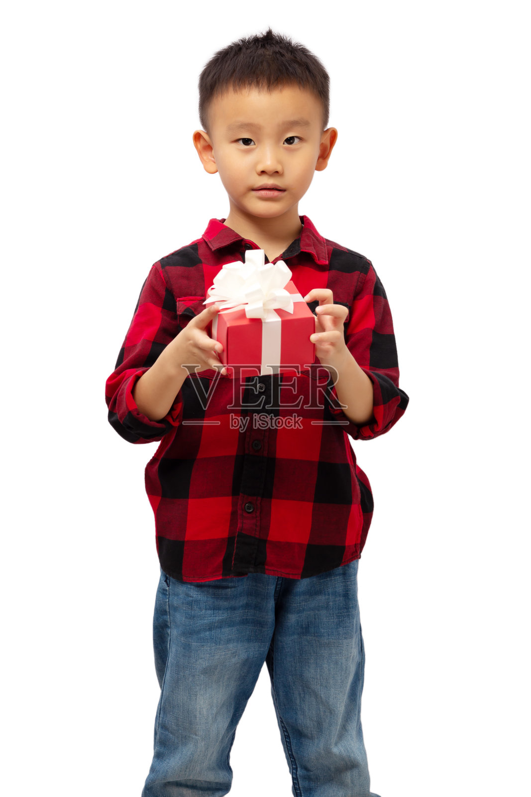 穿着红衬衫，手拿红礼品盒的小朋友照片摄影图片