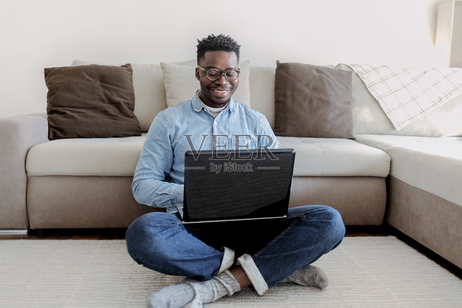 在家工作的男人。照片摄影图片