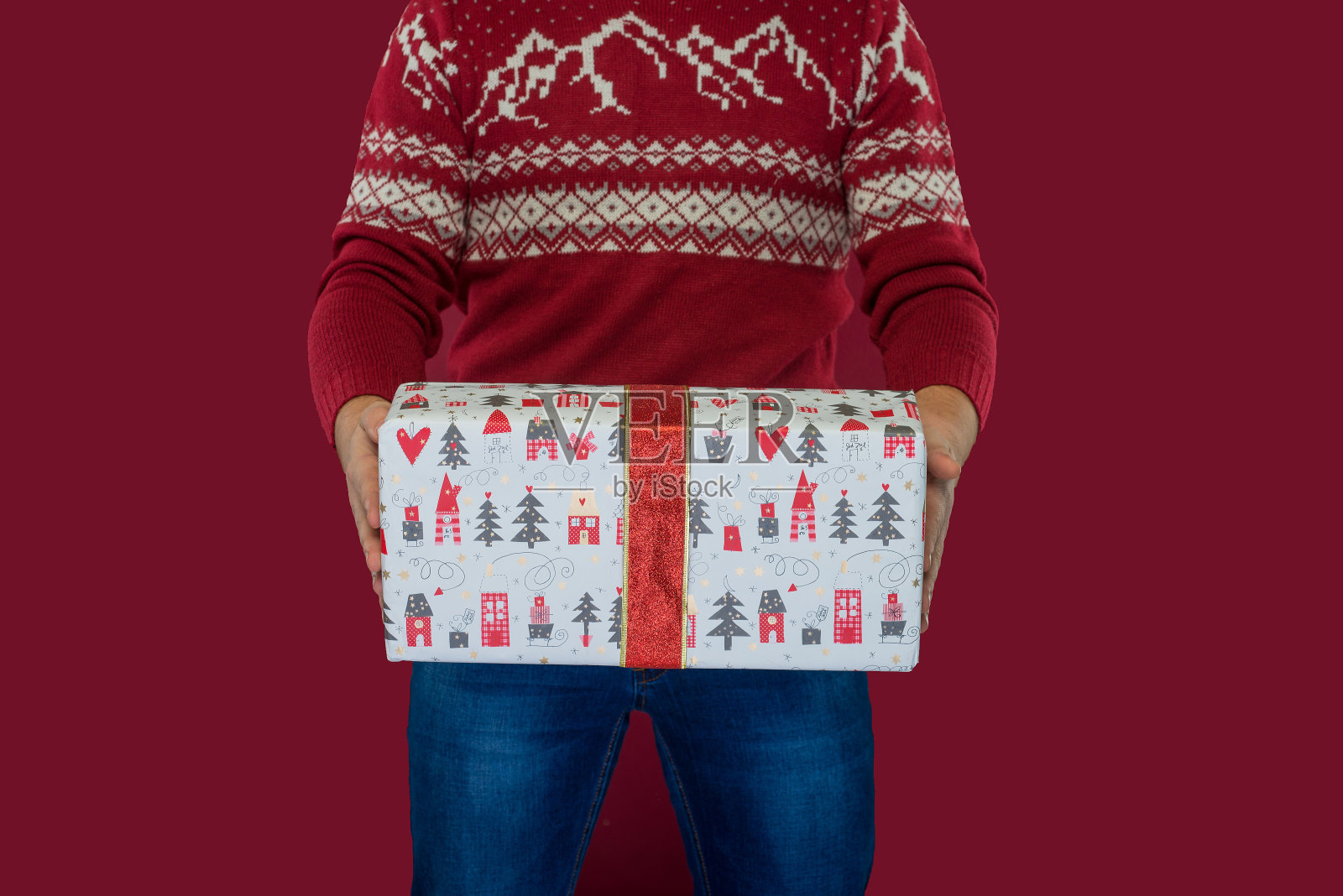 年轻女子拿着礼品盒在家里，特写照片摄影图片