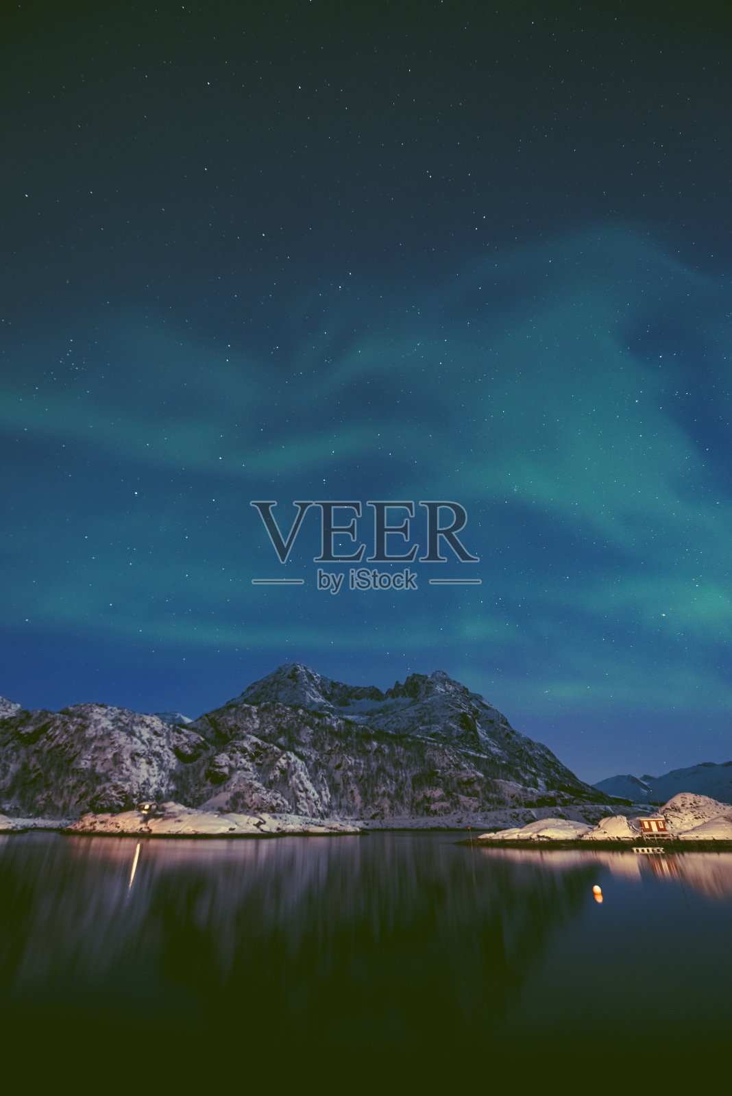 挪威北部夜空中的北极光照片摄影图片