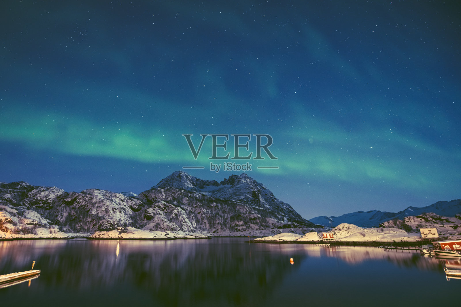 挪威北部夜空中的北极光照片摄影图片