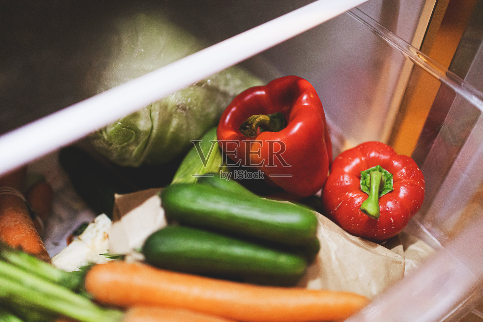 将新鲜的蔬菜放在塑料盒中储存在冰箱中照片摄影图片