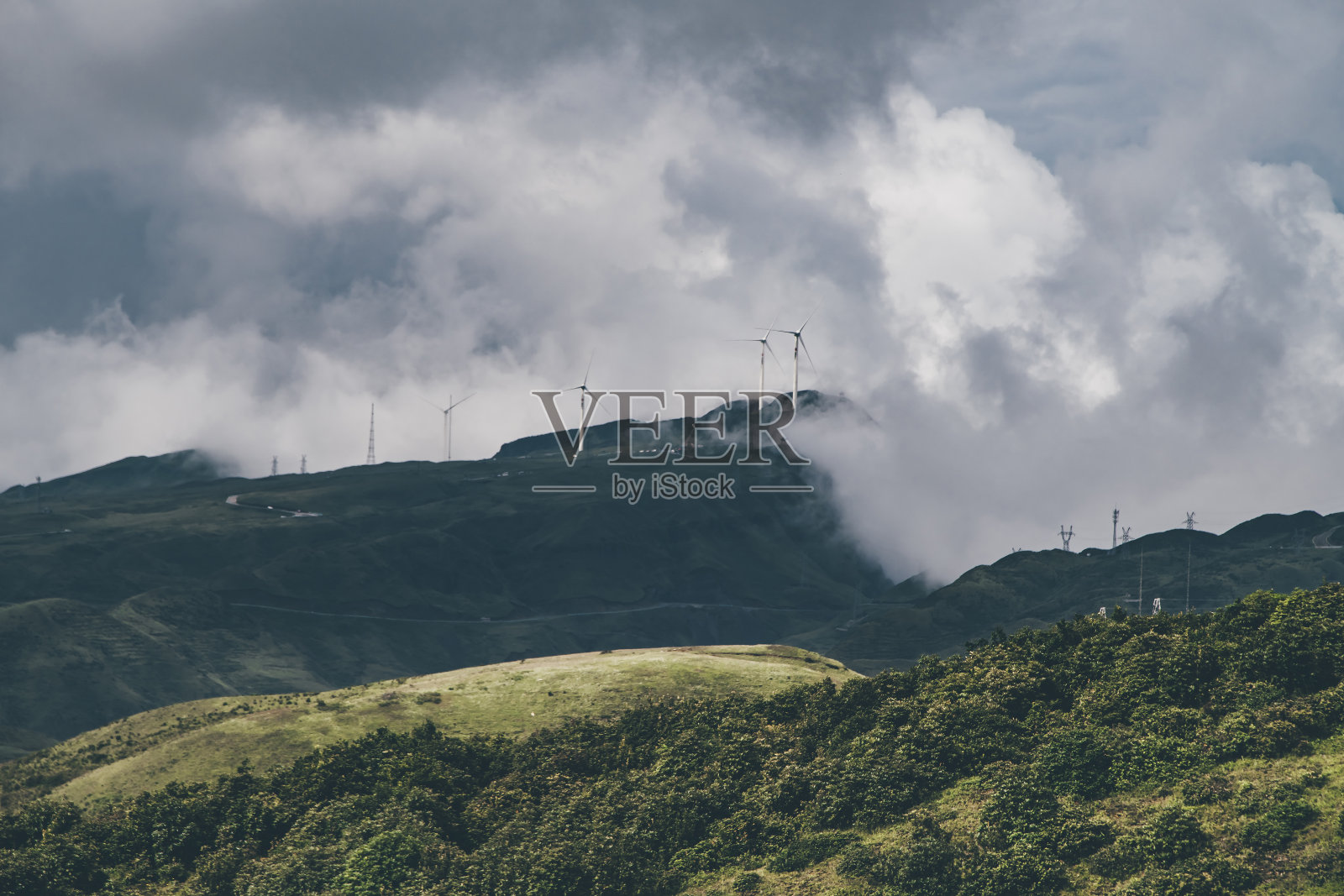 草原上的风力发电照片摄影图片