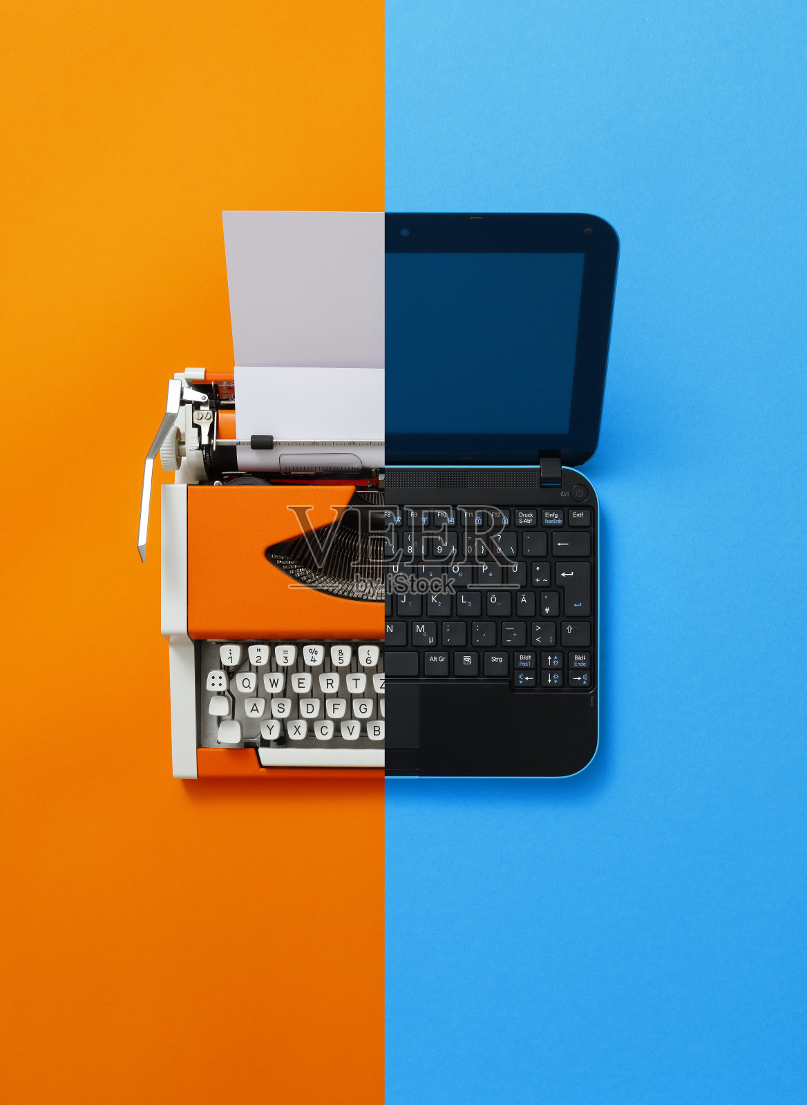 数字和模拟-笔记本电脑和80年代打字机照片摄影图片