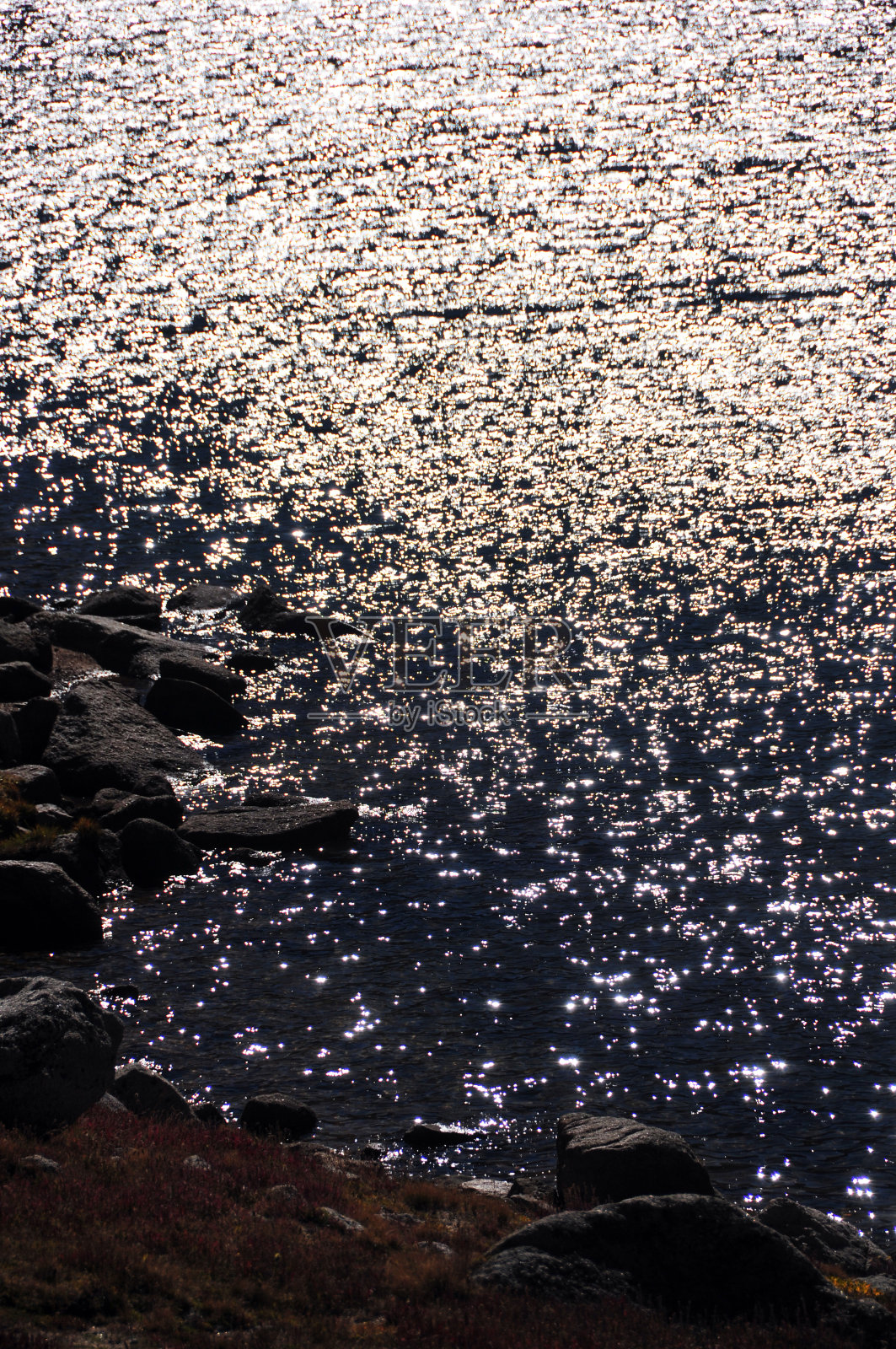 峰顶湖-闪烁的水和湖岸，埃文斯山，科罗拉多，美国照片摄影图片