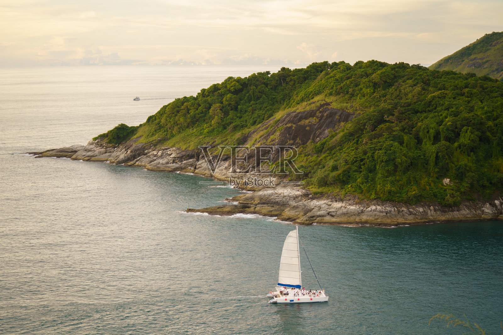 游客在泰国普吉岛南部的Phromthep角观景台。泰国的热带天堂。普吉岛是一个著名的旅游胜地照片摄影图片