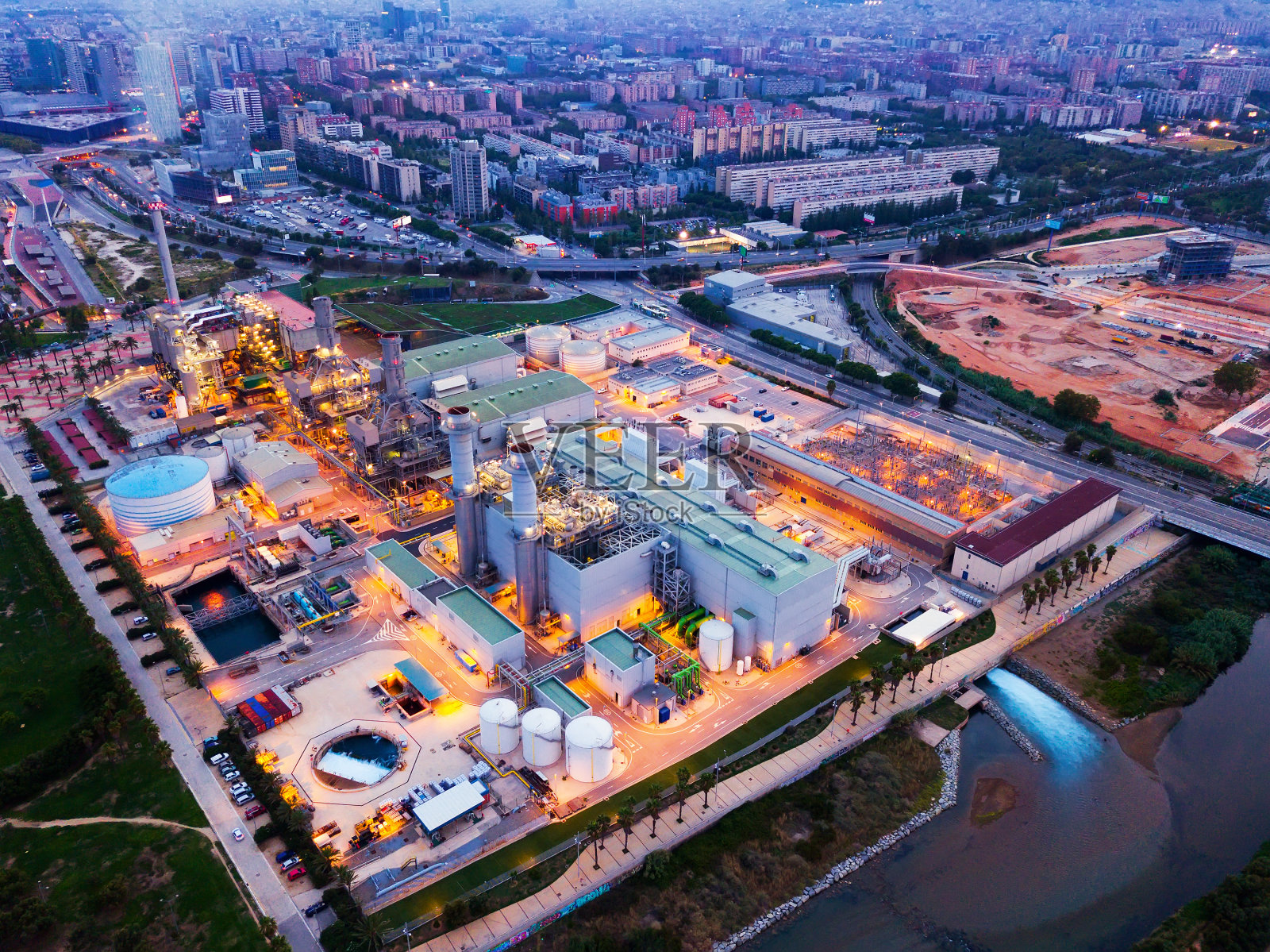 巴塞罗那的发电厂和垃圾处理厂的夜晚照片摄影图片