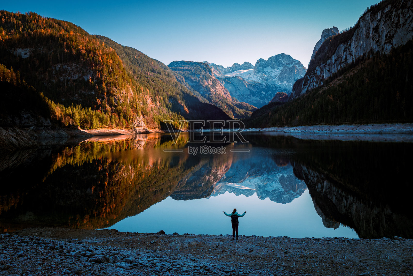 奥地利，OÖ，萨尔兹卡默古特，Gosau- zinken山脉和Dachstein冰川映在Gosausee湖上的壮观景色照片摄影图片