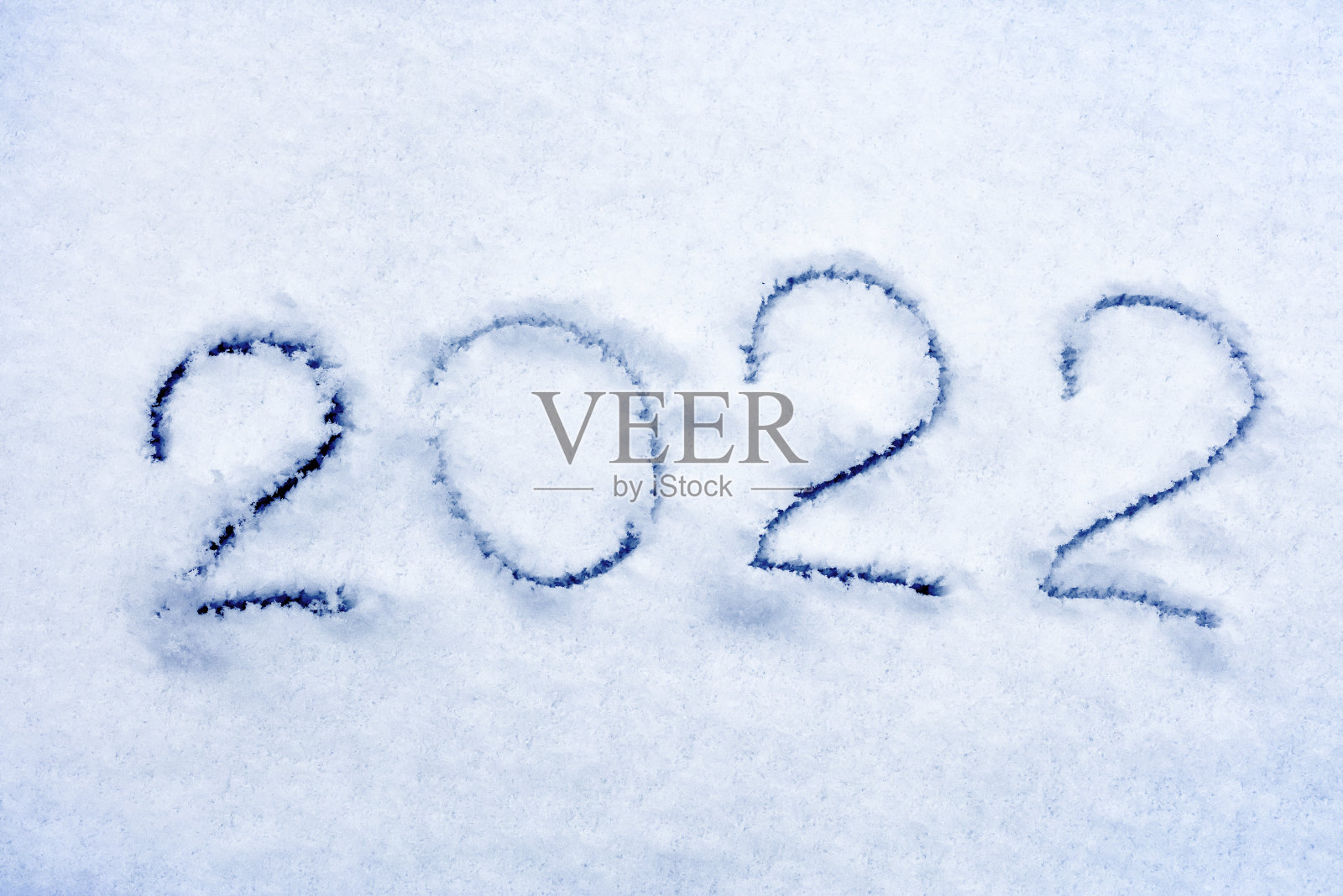 2022年新年写在雪地上照片摄影图片