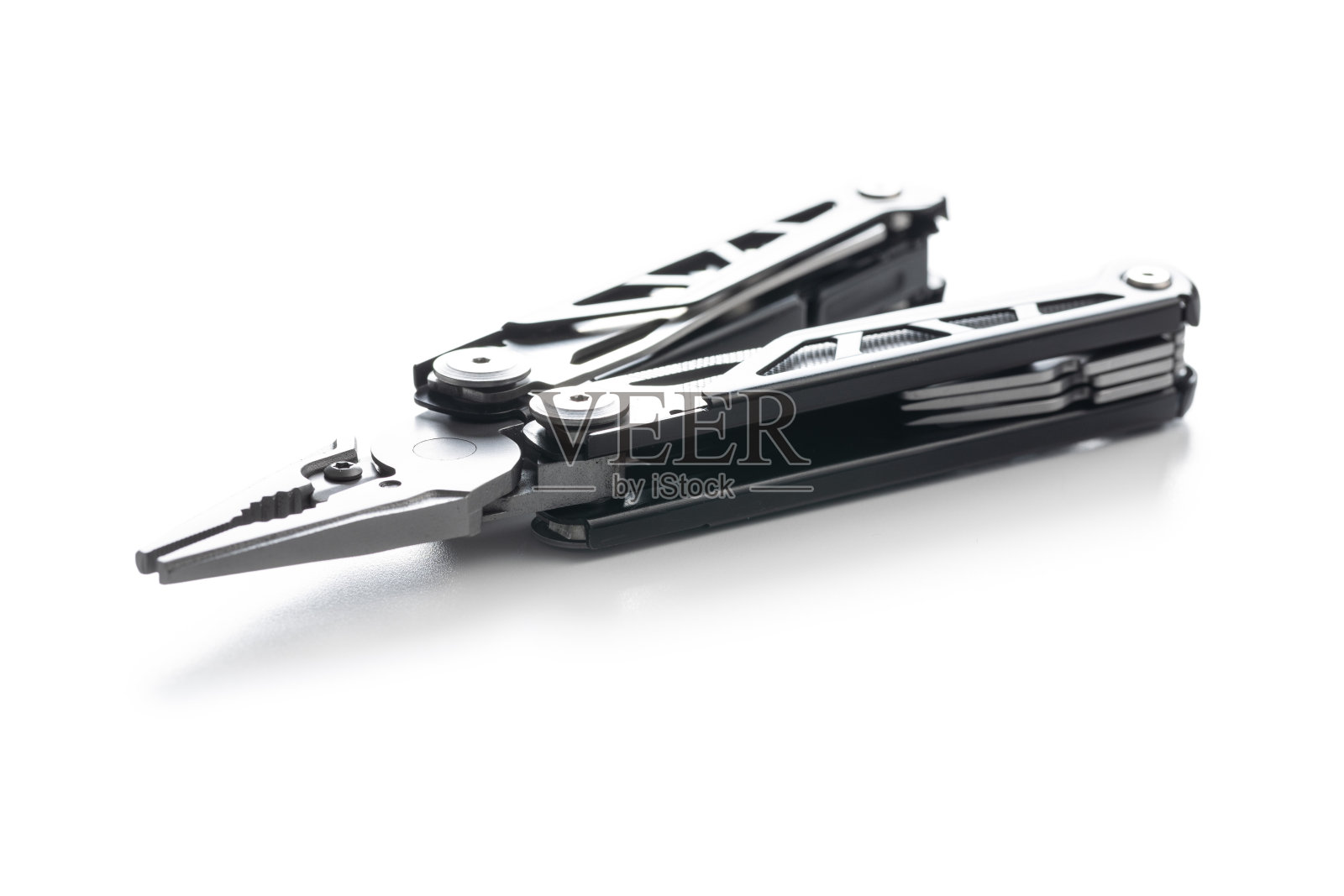 多工具钳与其他工具和刀。照片摄影图片