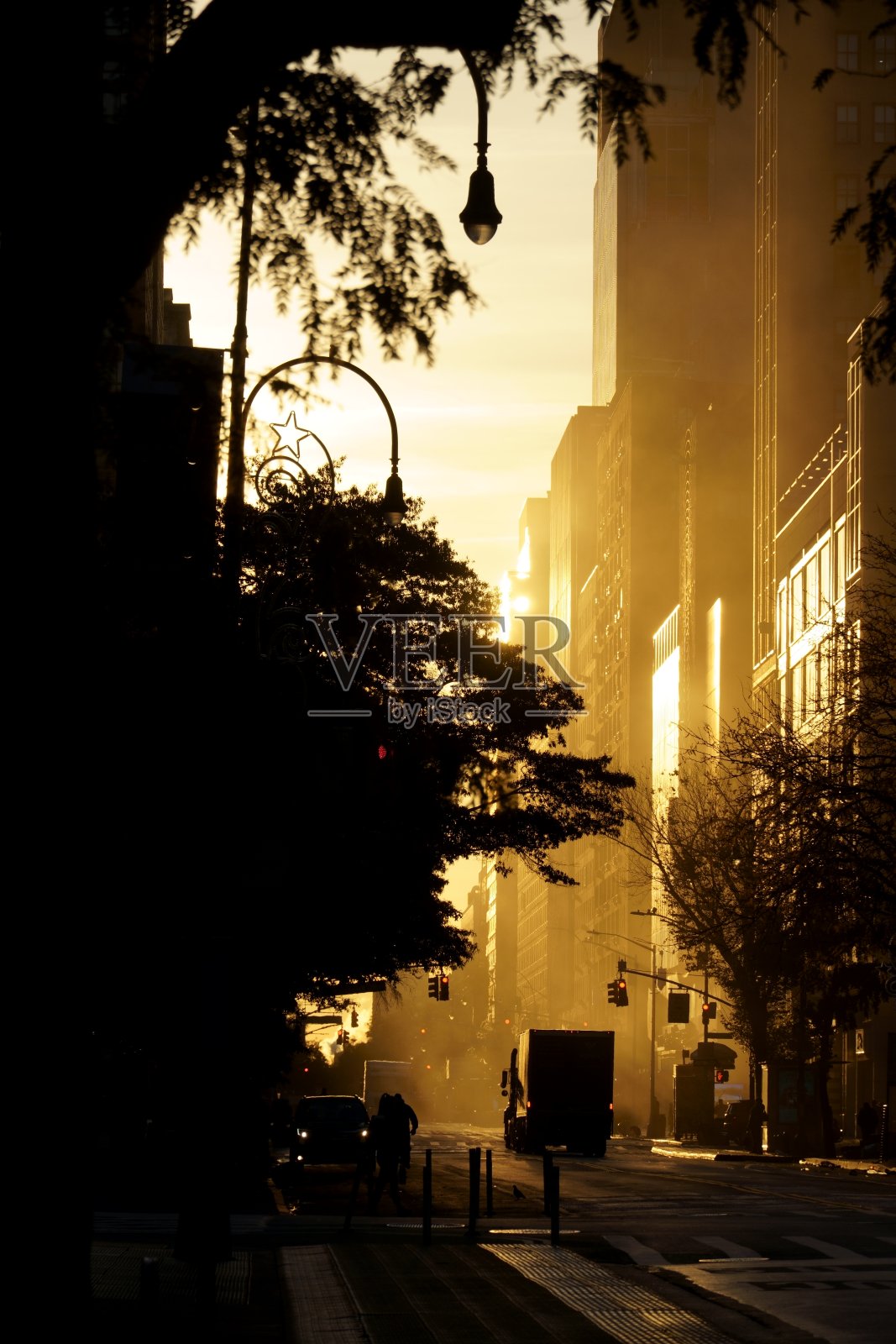 旧世界的曼哈顿反映在清晨的街景中。照片摄影图片