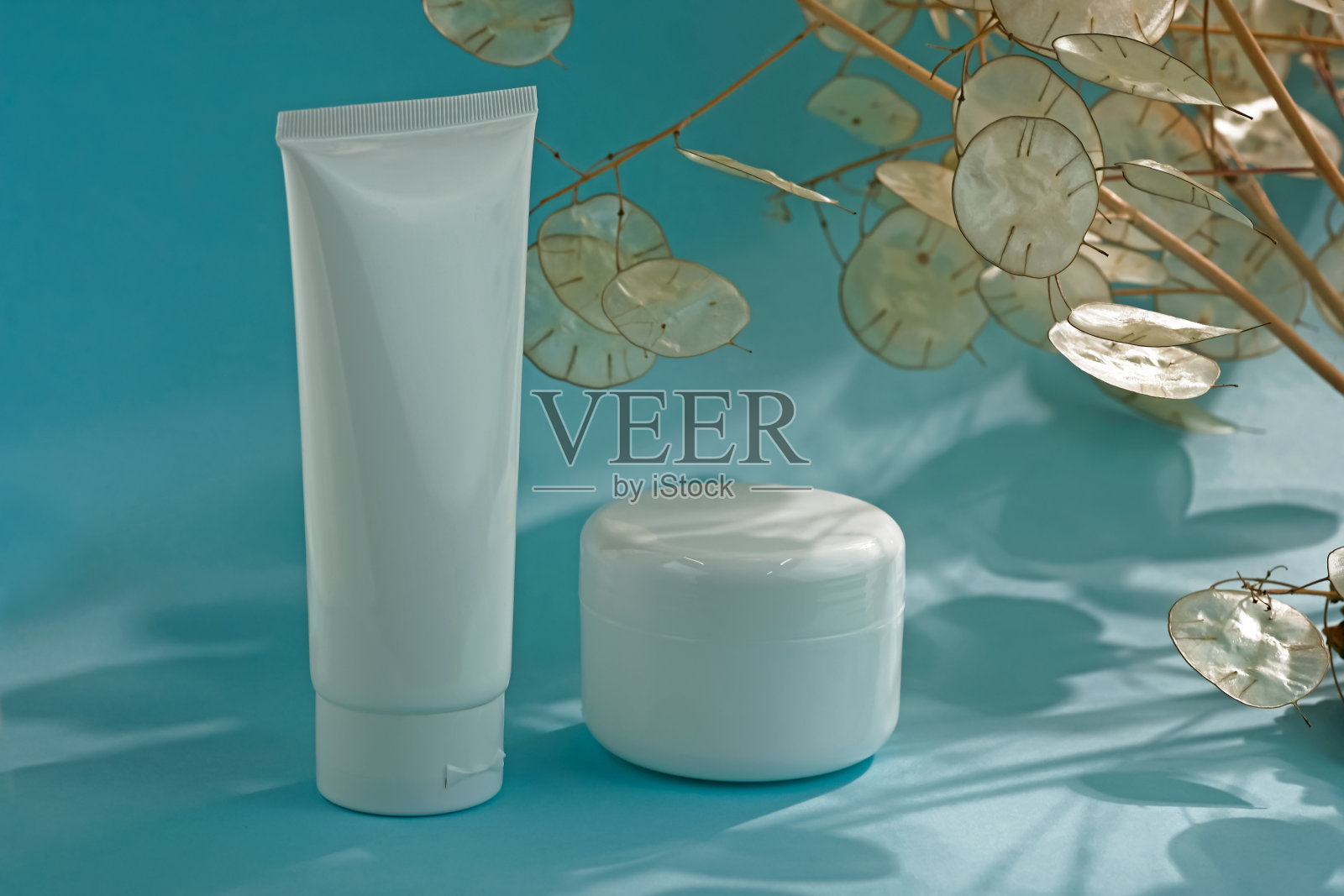 空的白色管和罐的奶油。照片摄影图片