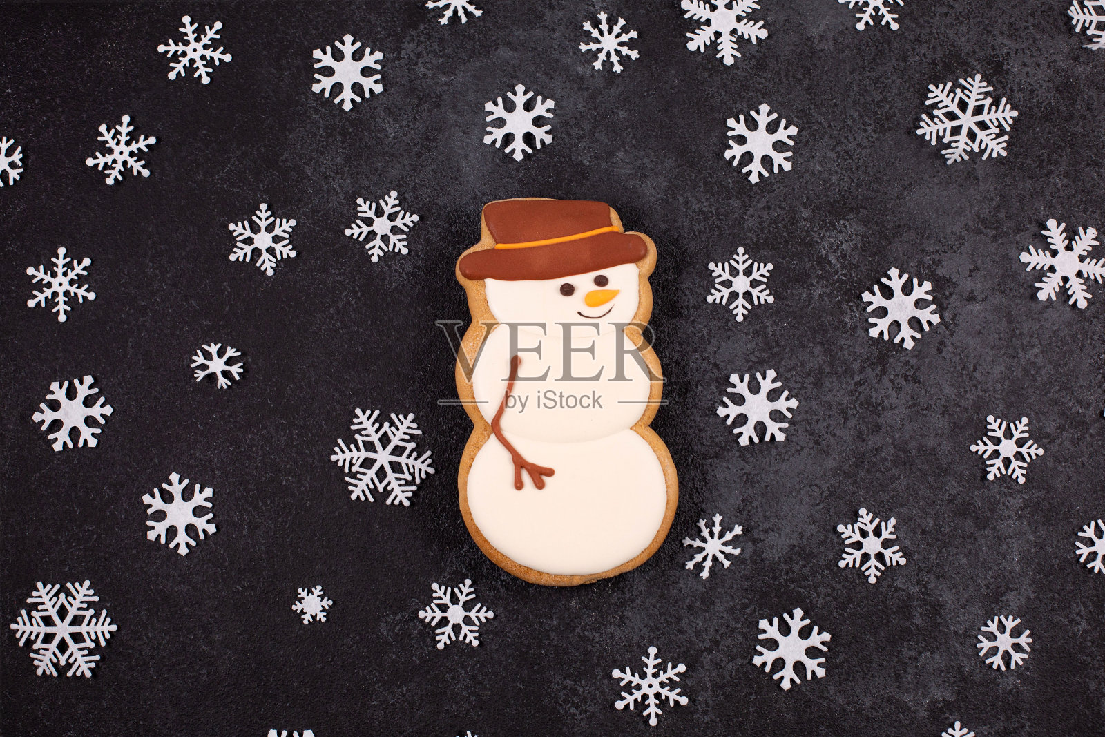 用白色糖衣和雪花装饰的节日姜饼雪人照片摄影图片