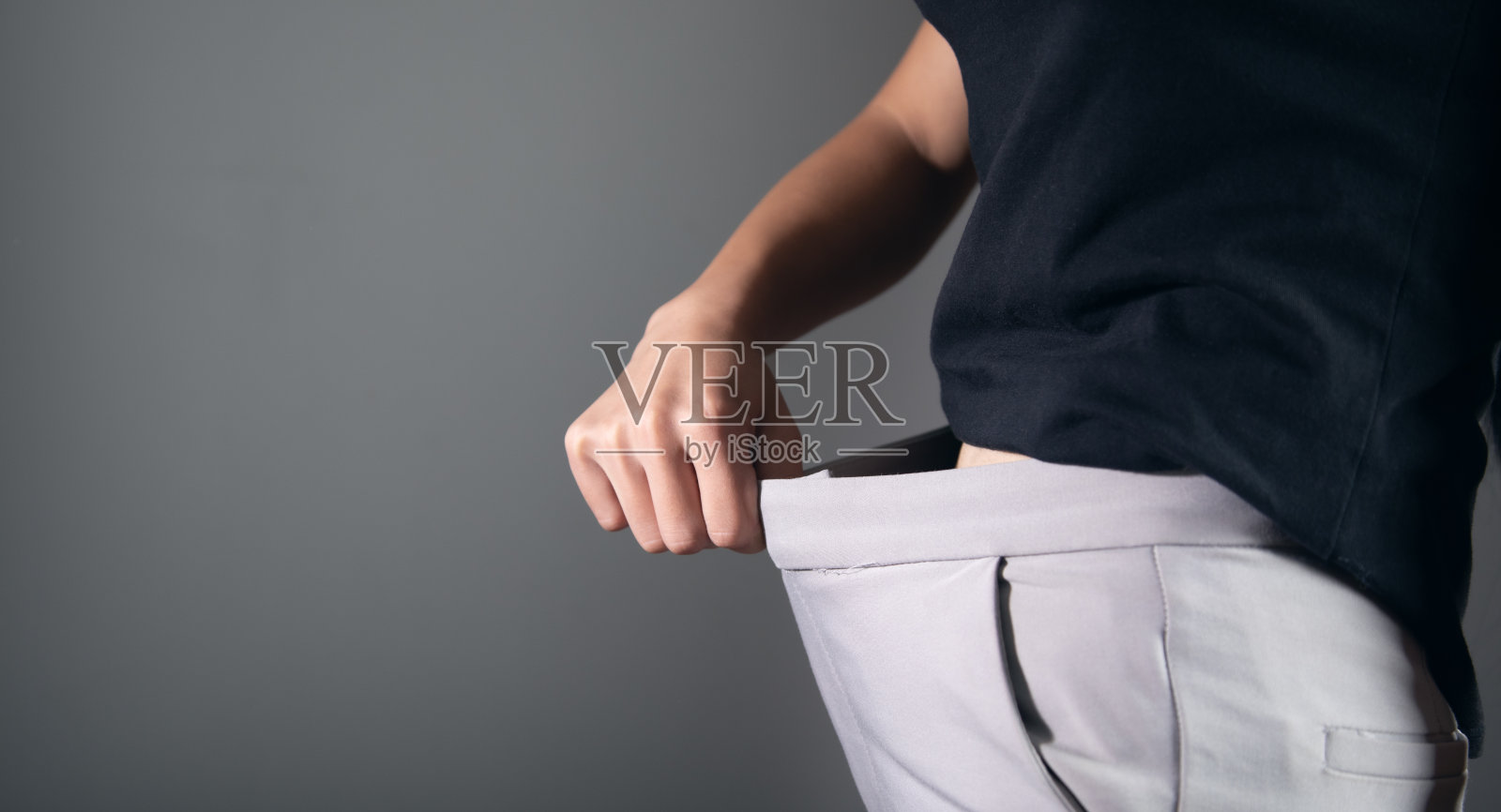 穿着大牛仔裤的女人照片摄影图片