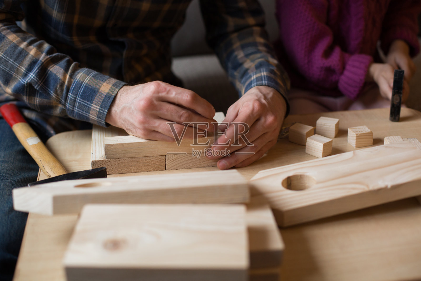 制作木制喂鸟器。爸爸和女儿在一起。花时间在一起的概念。照顾鸟的方法照片摄影图片