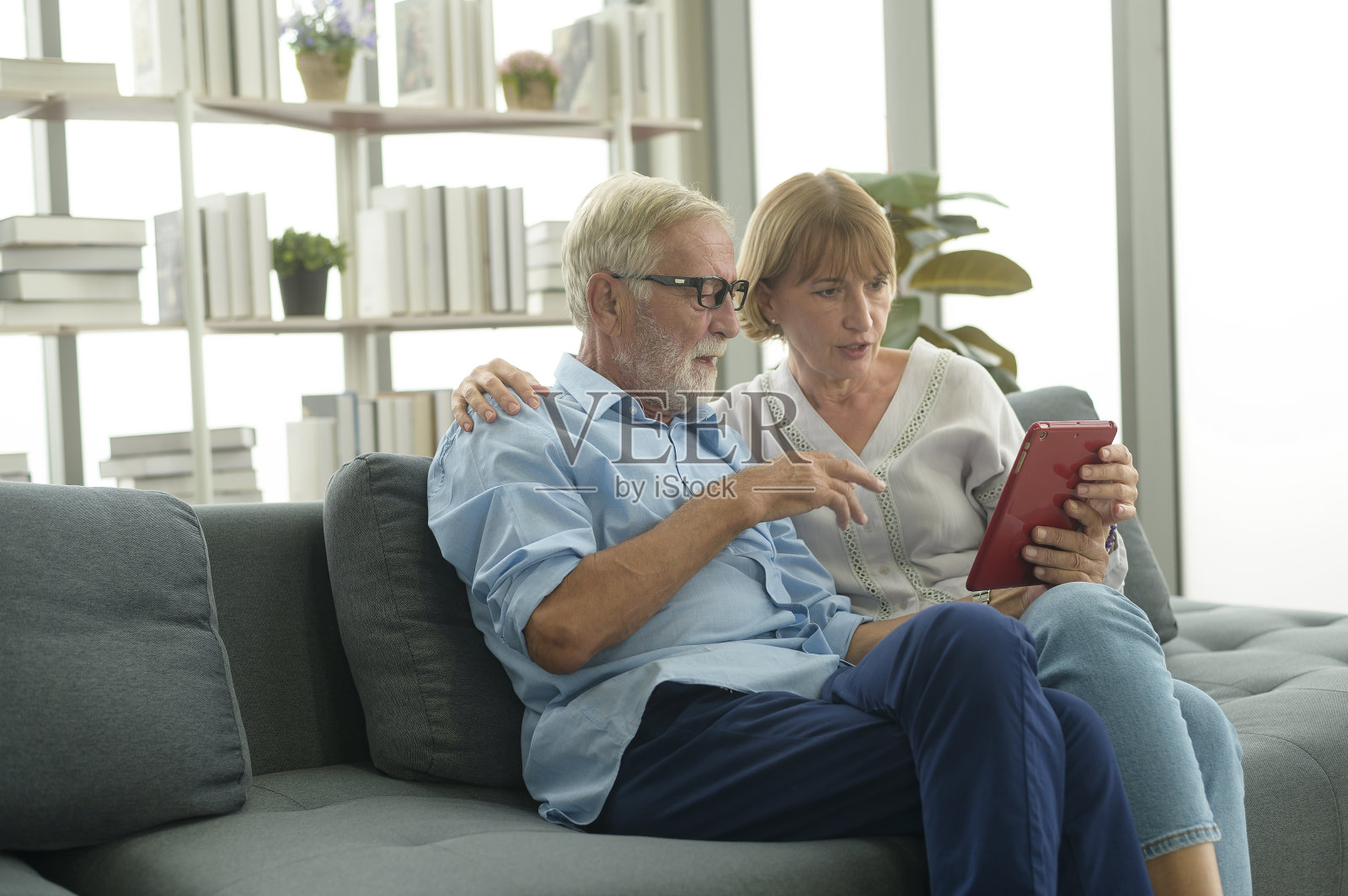 白人老年人都是具有视频通话医生、远程保健、保健技术概念的老年人照片摄影图片