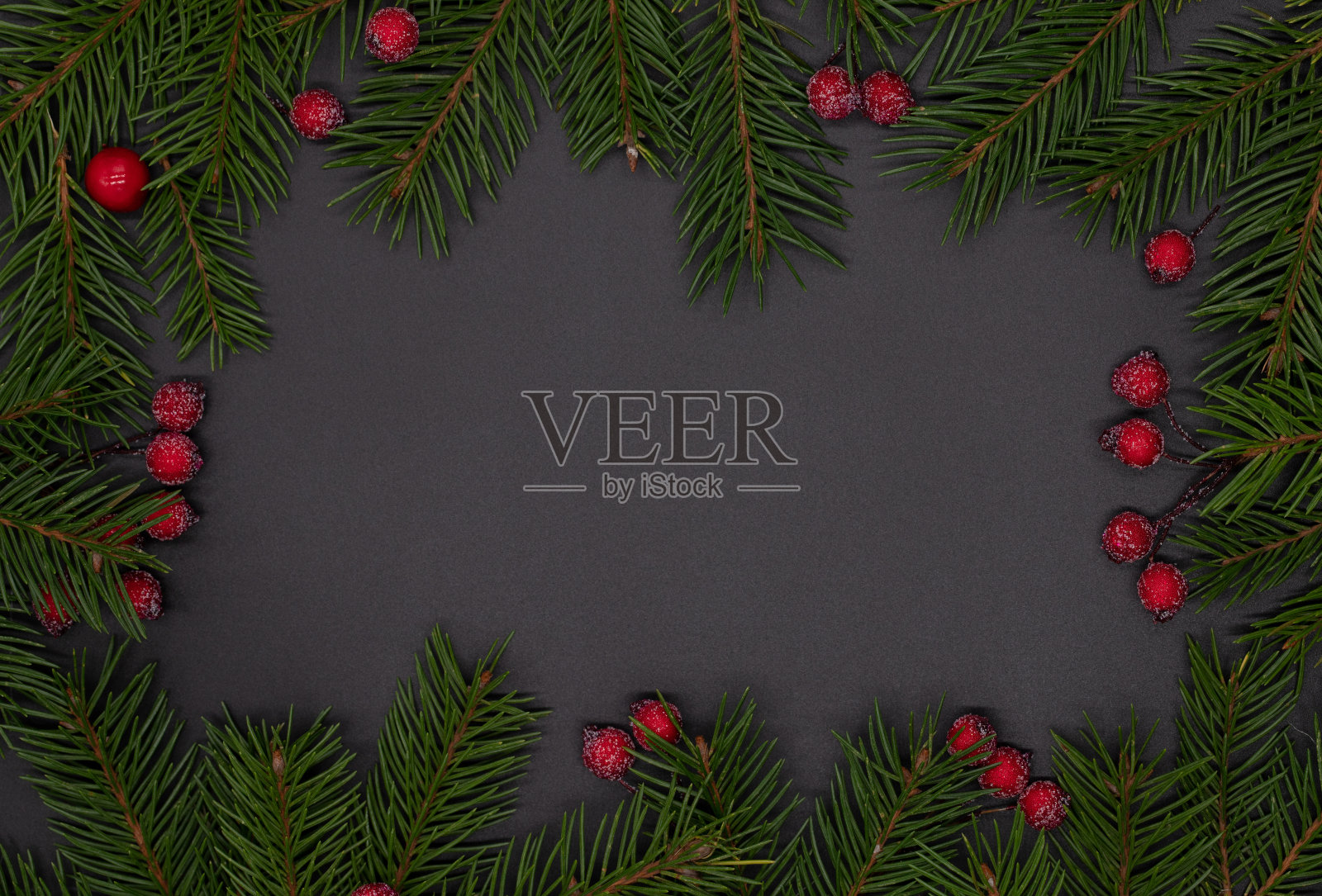 圣诞框架，横幅广告或新年卡片，松枝，圣诞树装饰和红色浆果在黑色的背景，平铺，俯视图照片摄影图片