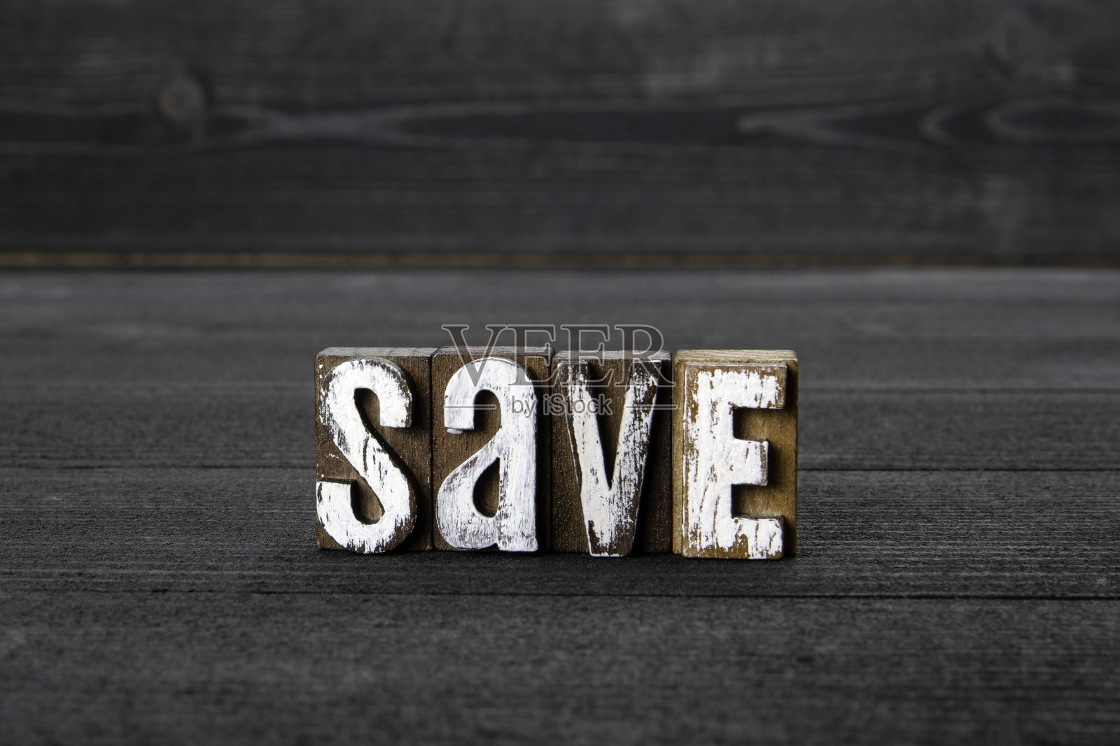 保存。黑色背景上的木制字母照片摄影图片