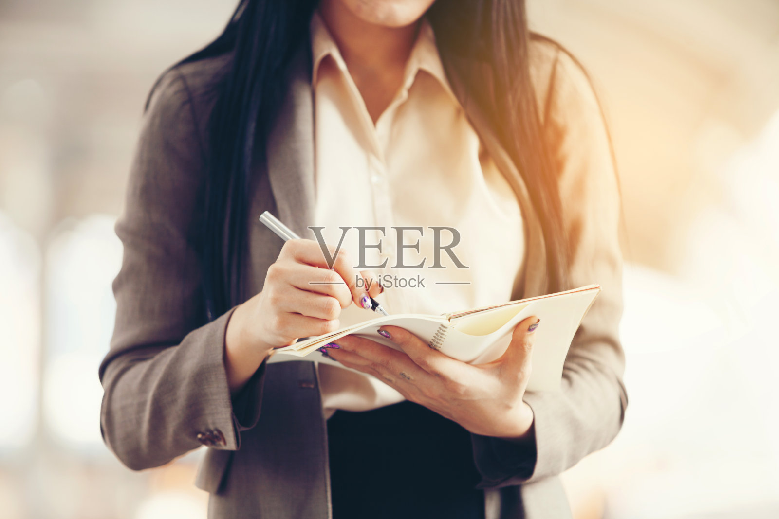 在一家零售商店前给植物浇水的员工照片摄影图片