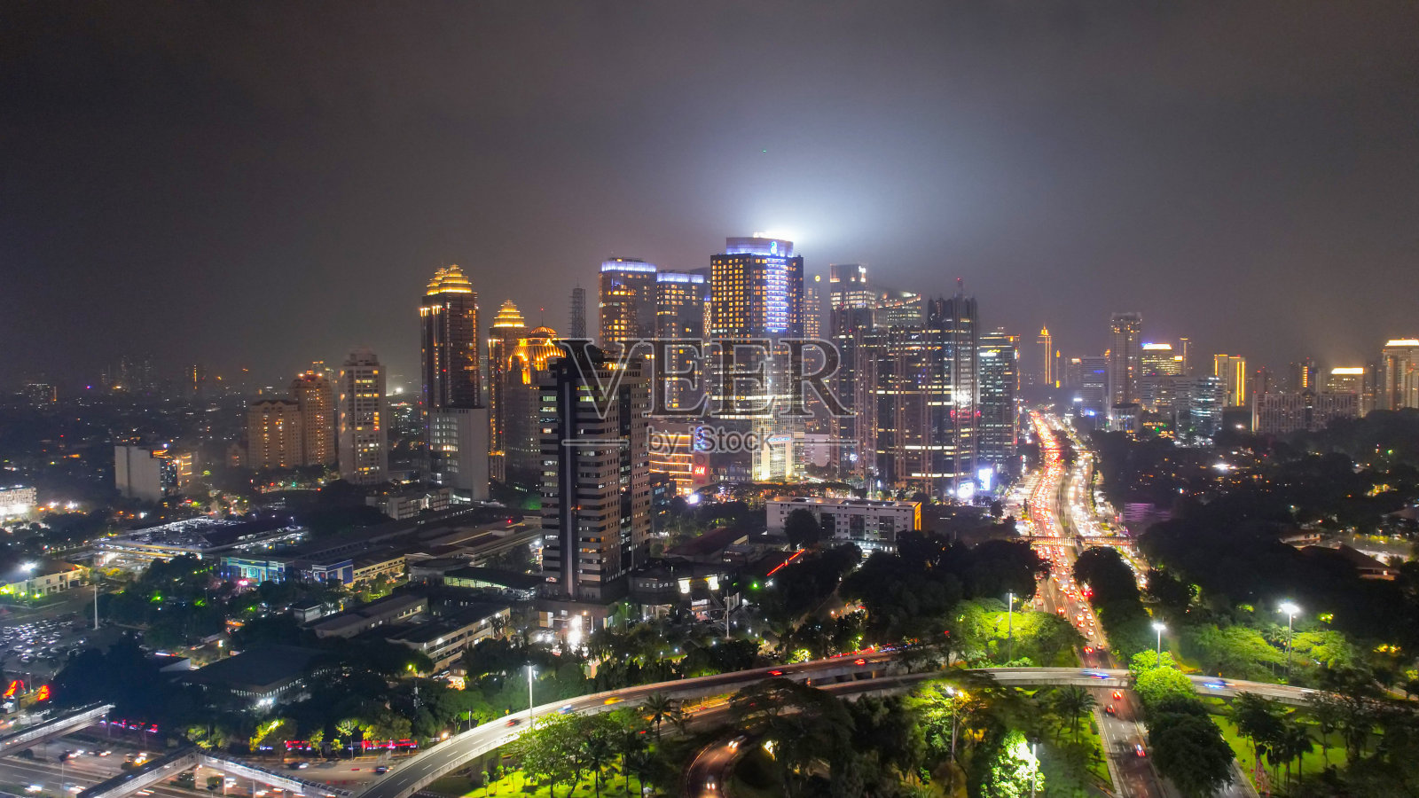 壮观的夜间天际线在一个现代大城市的夜晚照片摄影图片
