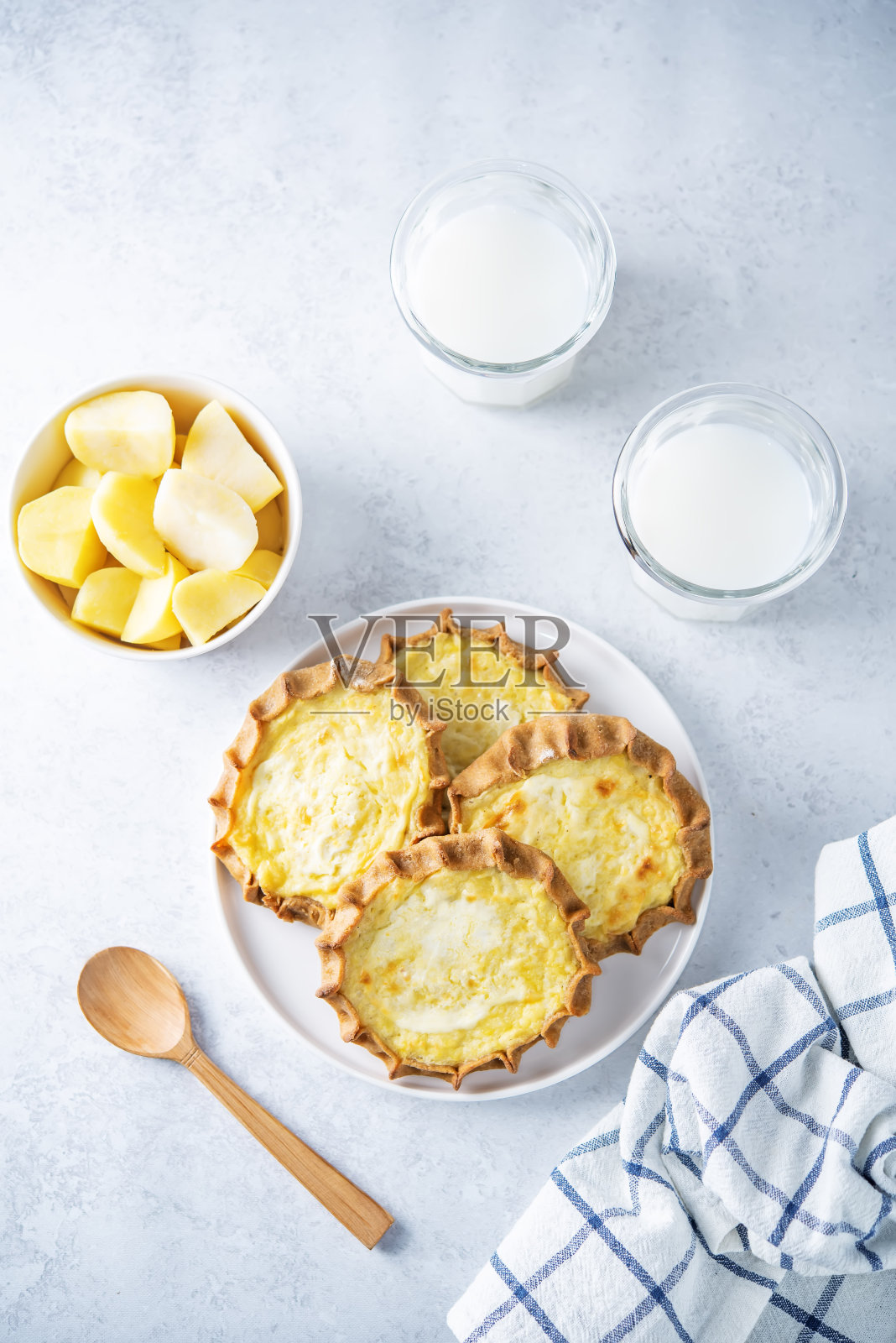 黑麦派配土豆，俄罗斯和芬兰菜。卡累利阿Pirakka照片摄影图片