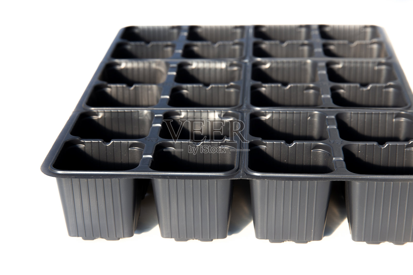 蔬菜作物用黑色塑料幼苗盒。照片摄影图片