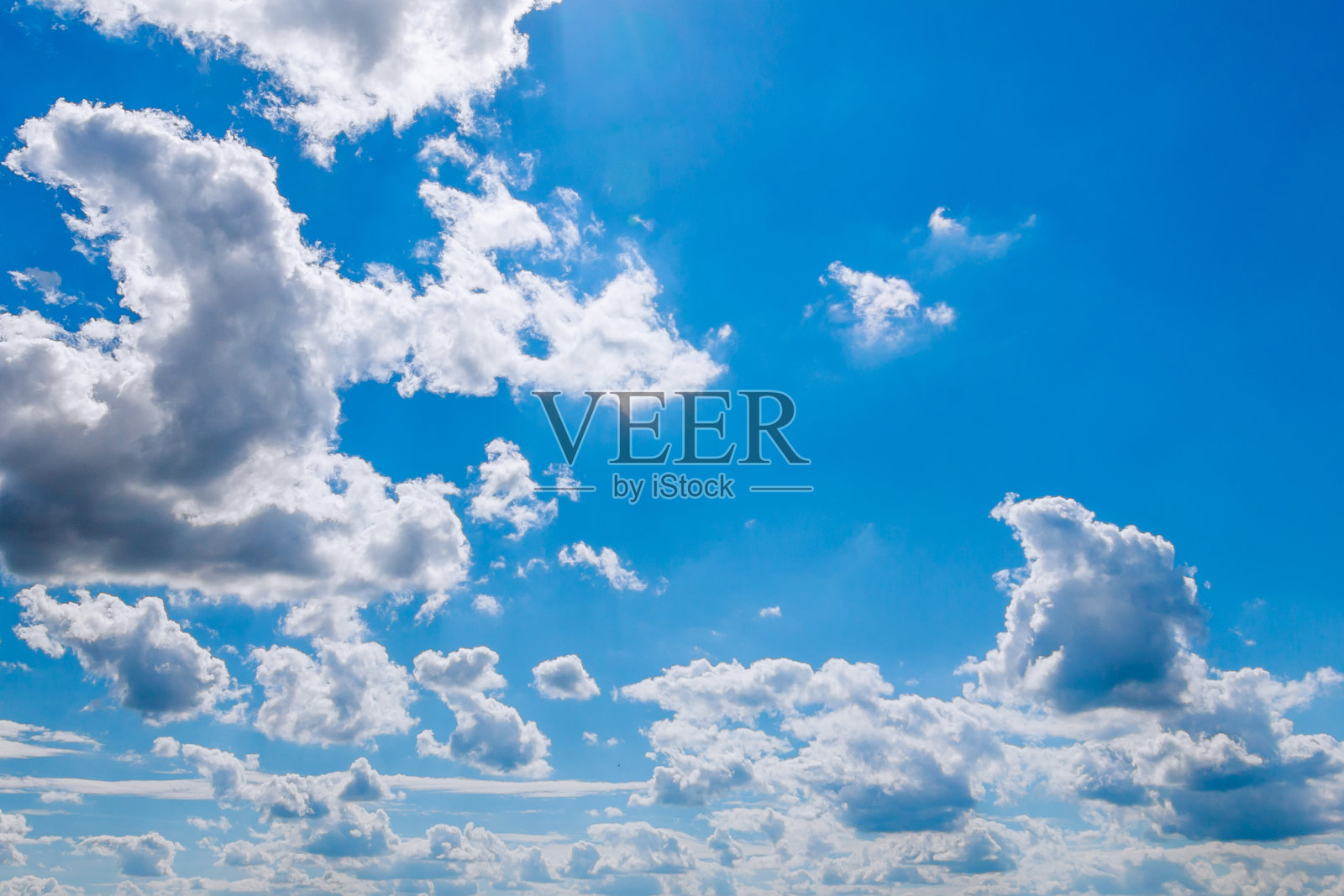 蓝天白云。蓝色的天空背景。copyspace。照片摄影图片