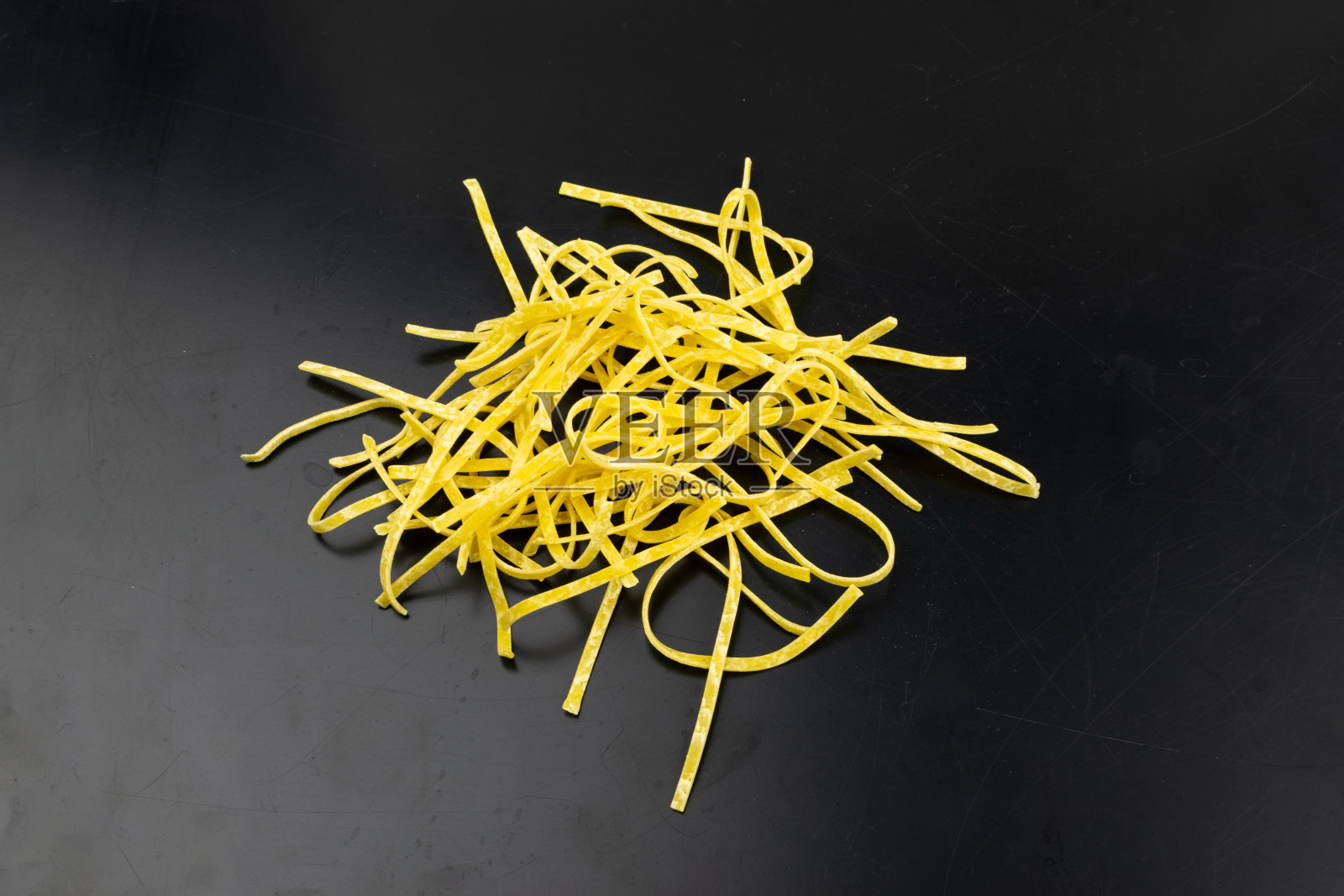 生的黄色意大利面，意式宽面条或干面条照片摄影图片