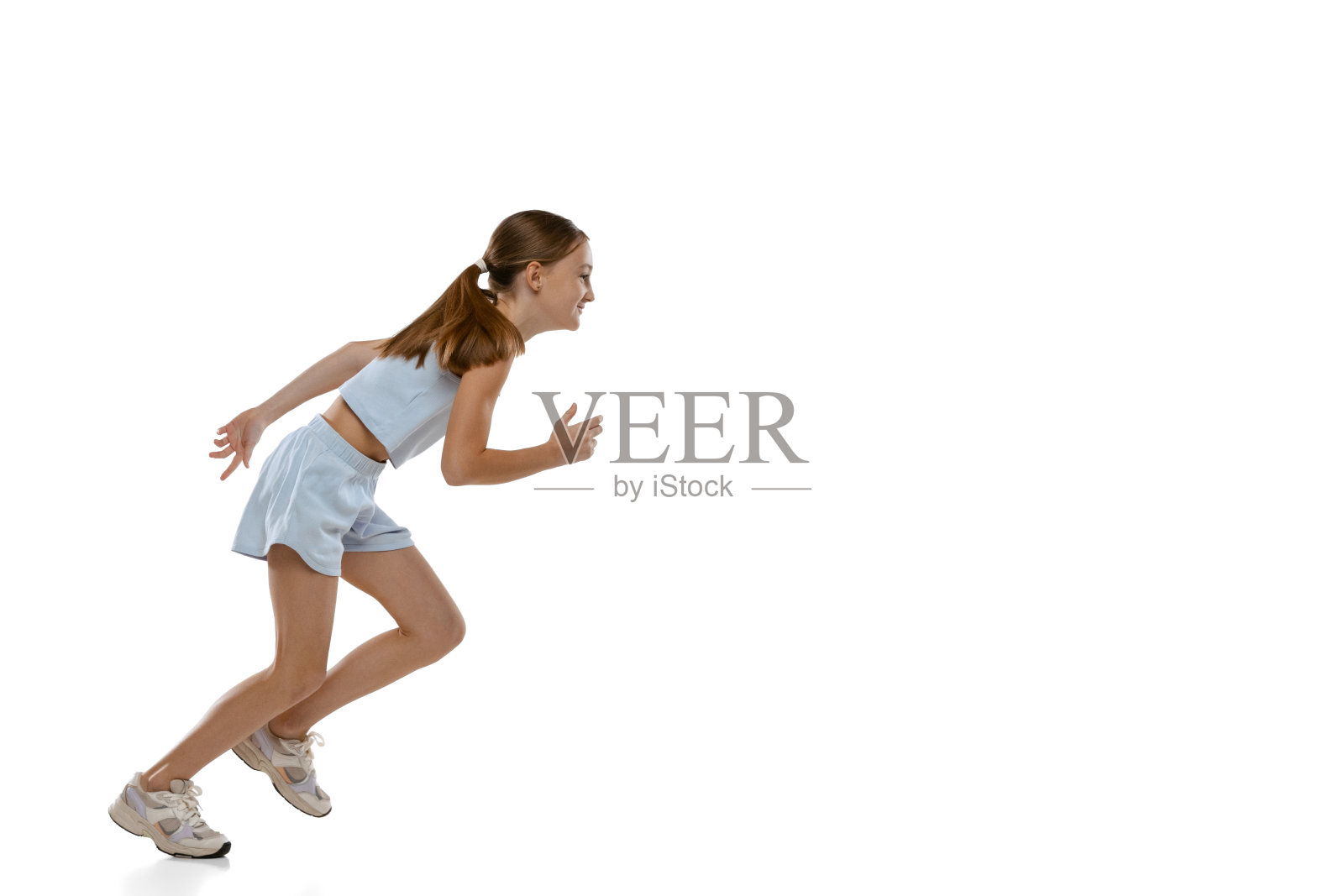 全身画像的女孩，青少年跑步，训练孤立的白色背景。侧视图照片摄影图片
