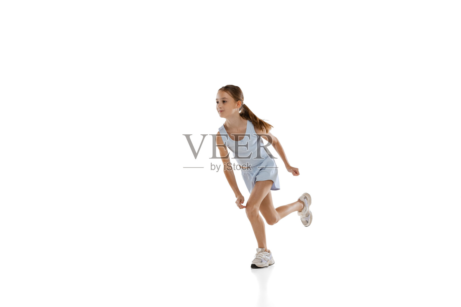 全身画像的女孩，青少年跑步，训练孤立的白色背景照片摄影图片