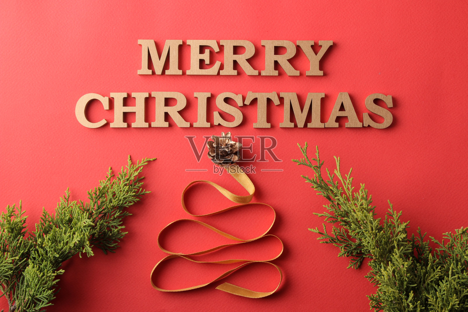 圣诞节装饰，红色背景的圣诞树和圣诞快乐文字照片摄影图片