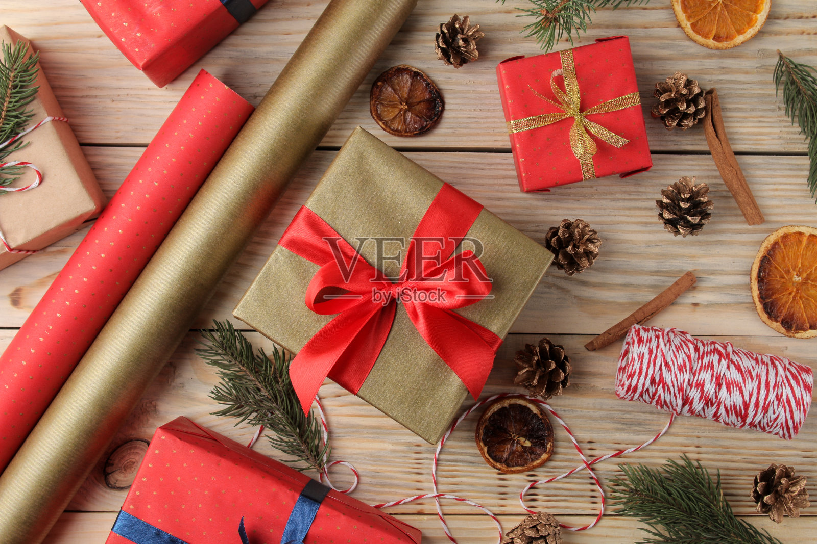 新年。圣诞节。假期。作文与新年和圣诞礼物。节日礼物包装。从上面的观点照片摄影图片