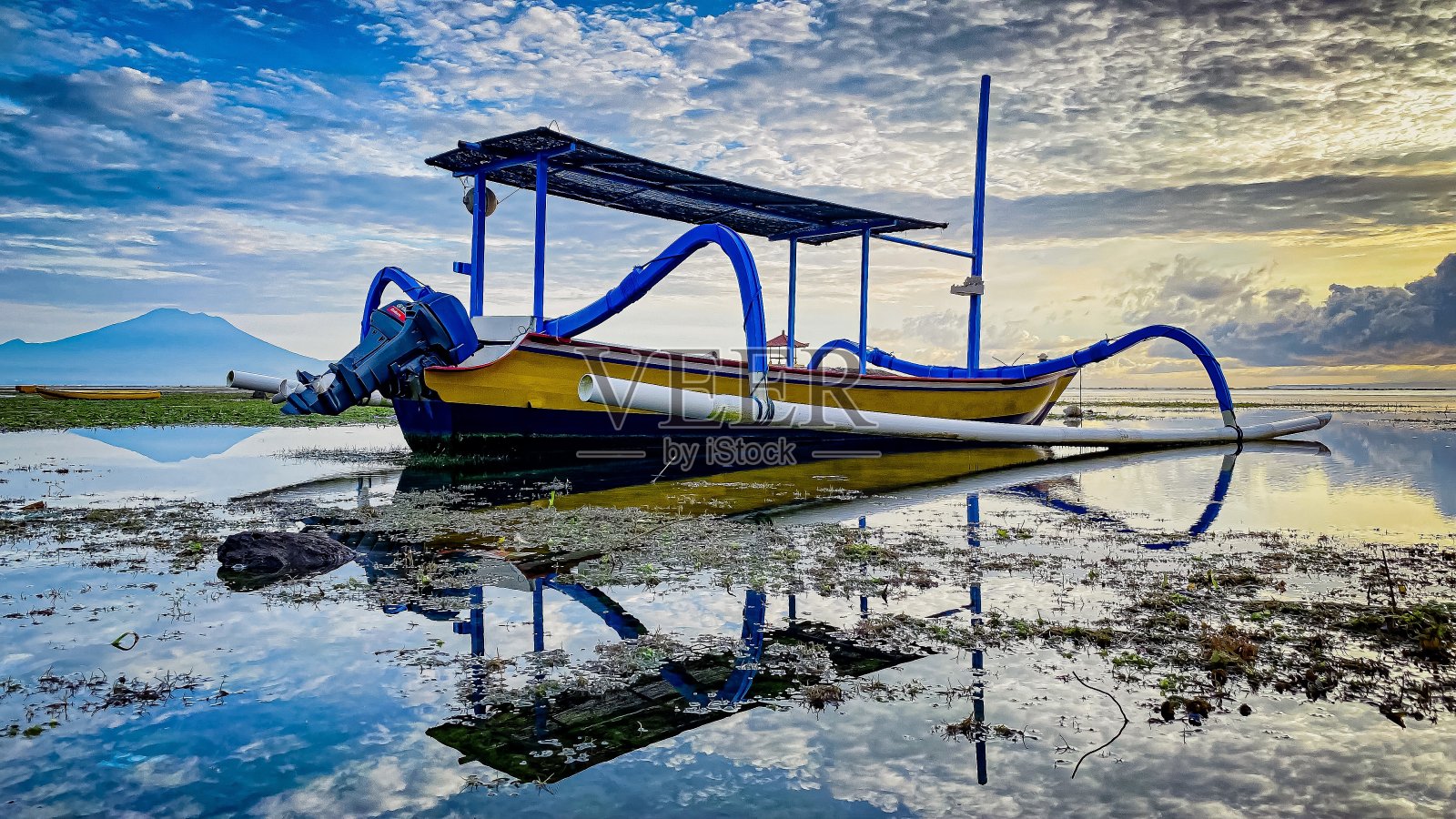 海滩上的船照片摄影图片