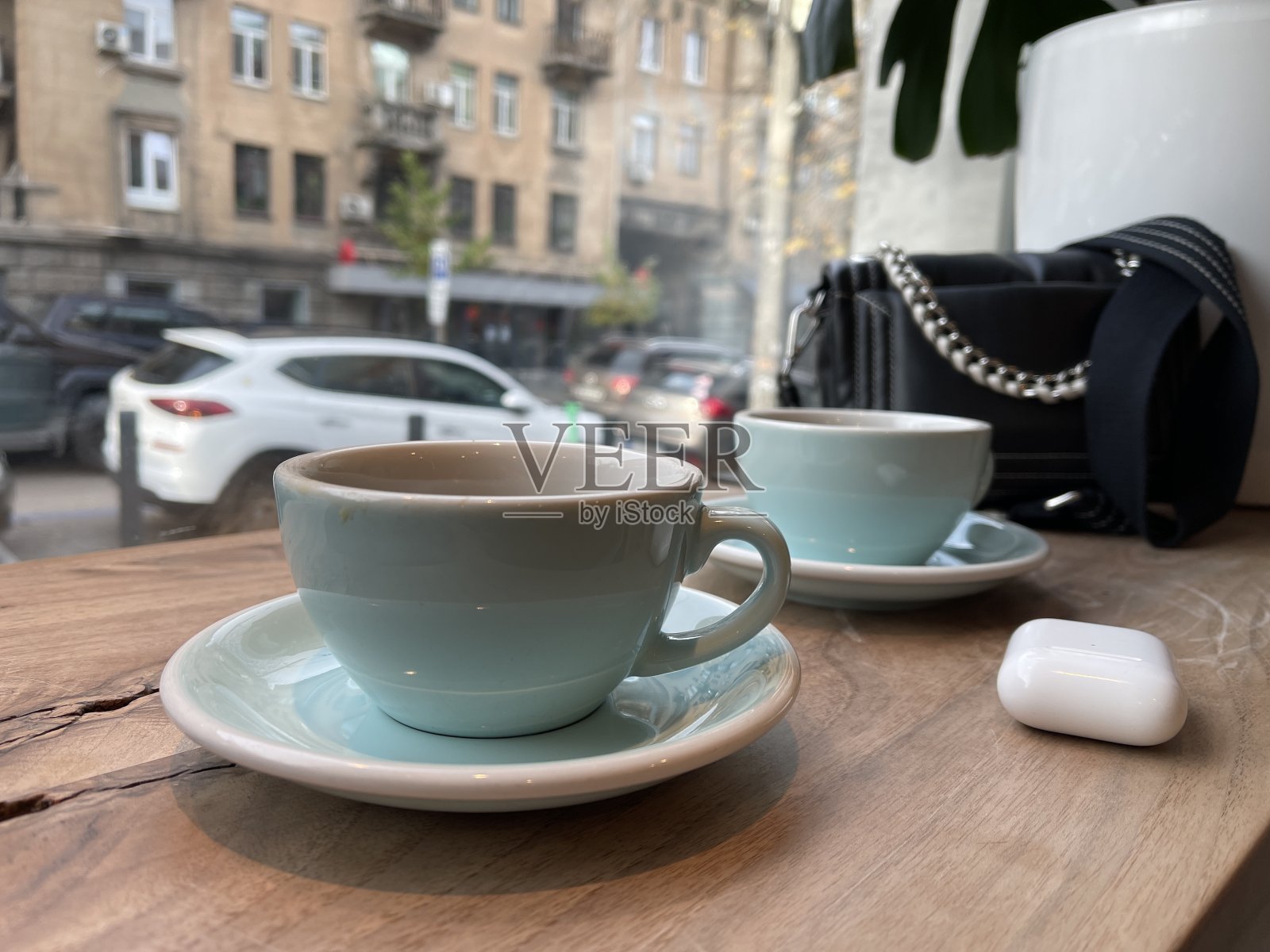 靠近窗户的桌子上有两杯咖啡照片摄影图片