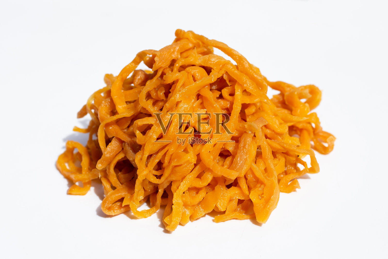 腌萝卜在盘子上的白色背景。照片摄影图片