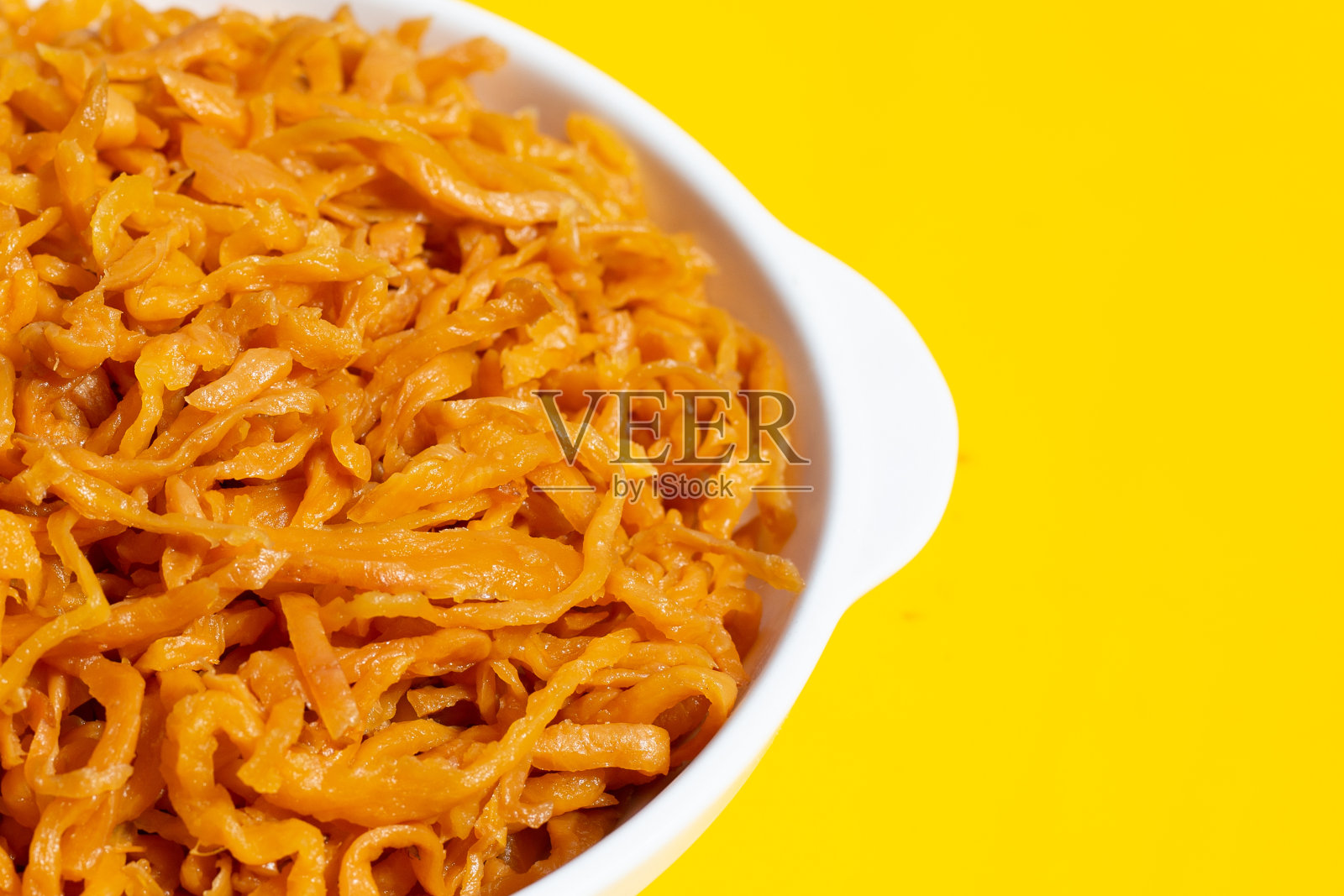 腌萝卜在盘子上的白色背景。照片摄影图片