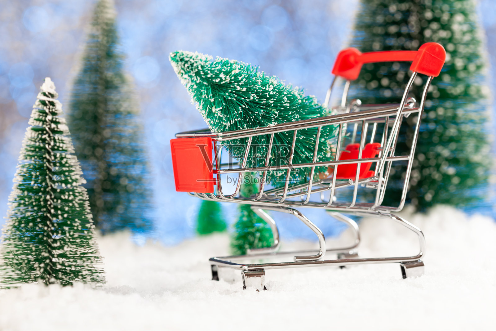 圣诞购物，买礼物，超市篮子上的雪，概念照片摄影图片