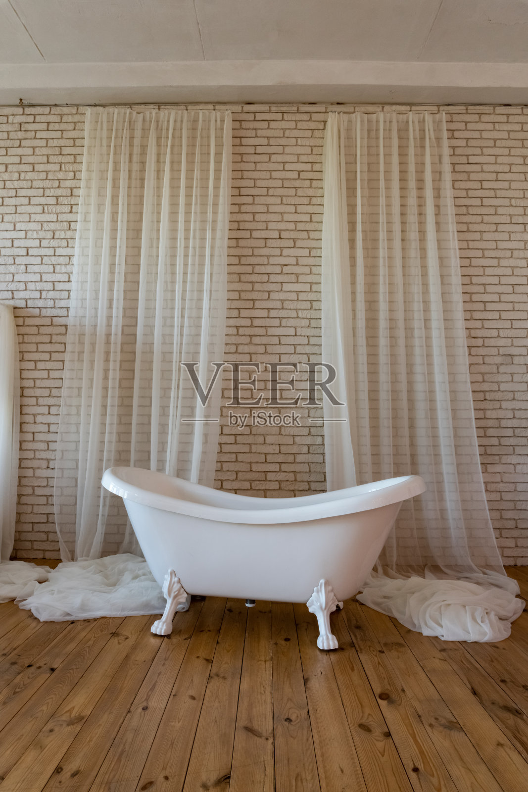 时尚浴缸与窗帘近距离照片摄影图片