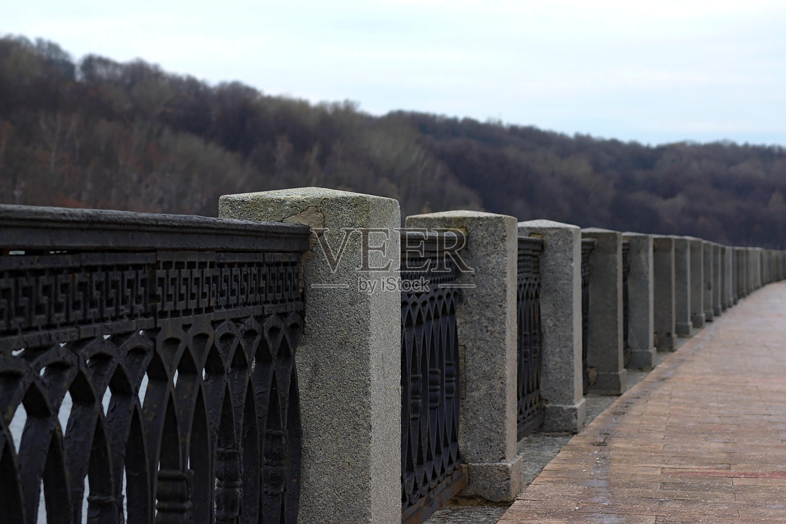河岸上的篱笆一直延伸到远处照片摄影图片