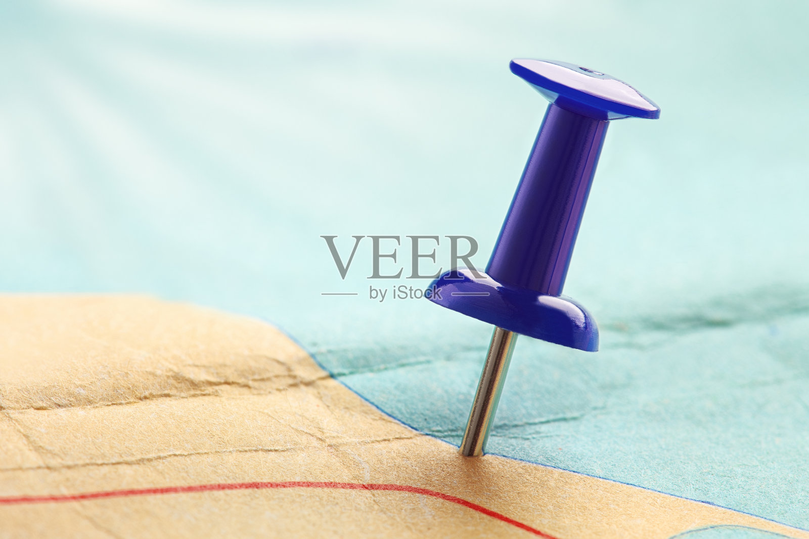 在地图上用大头针标记位置。旅行和旅行的概念。照片摄影图片