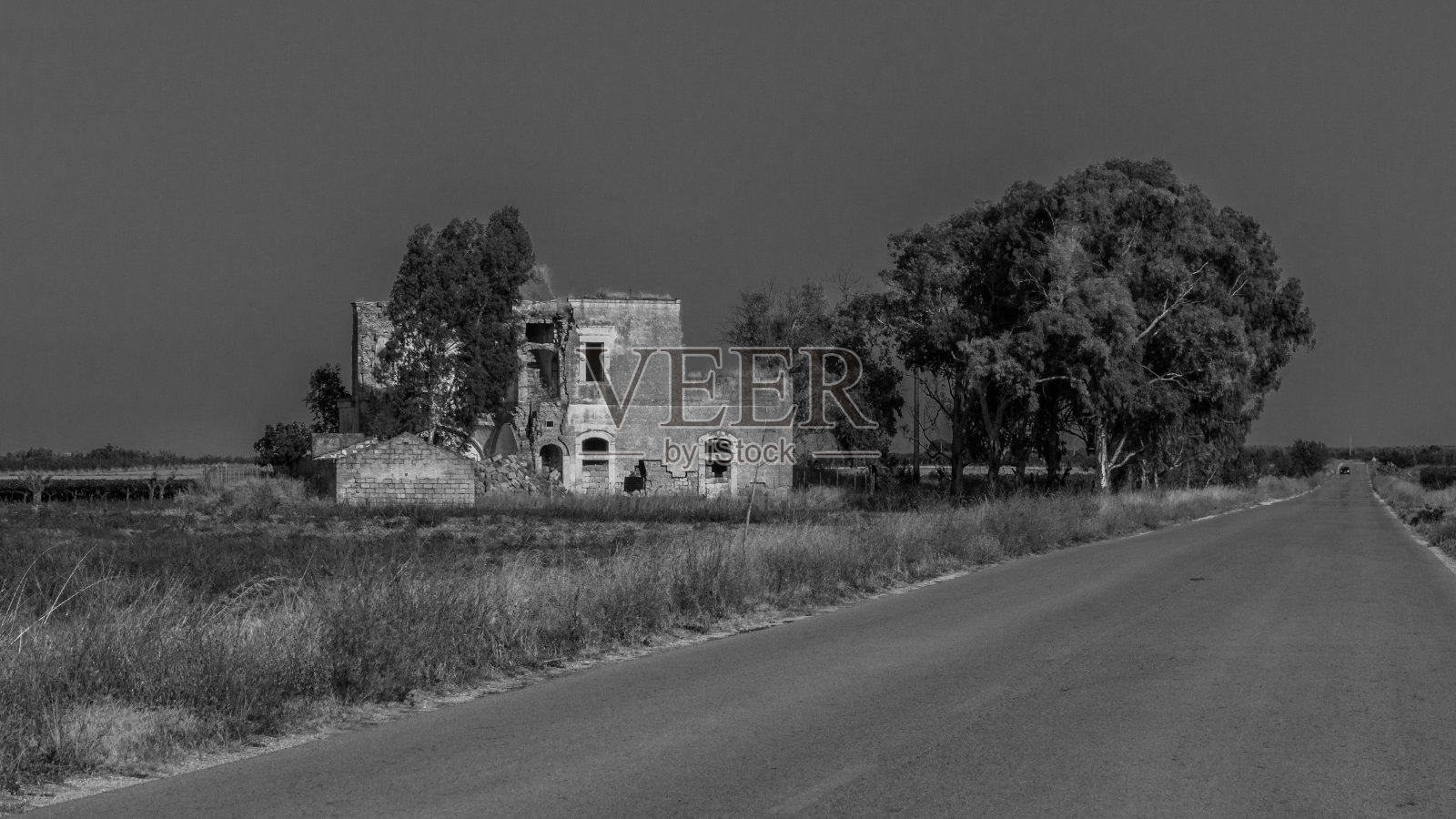 在阿普利亚的土地上废弃的旧建筑照片摄影图片