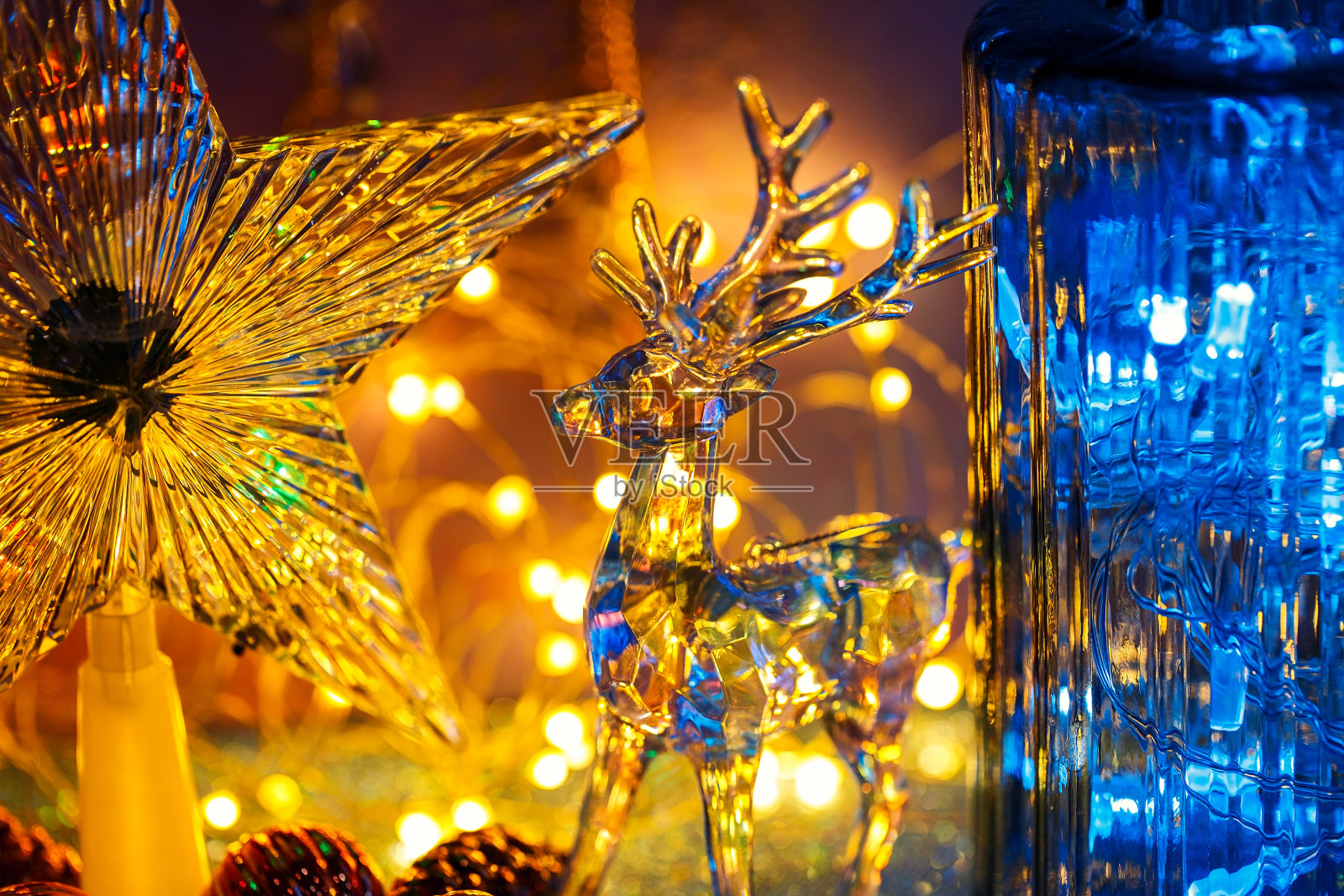 透明塑料鹿和星星做圣诞树。14、新年亮堂堂，家装高雅照片摄影图片