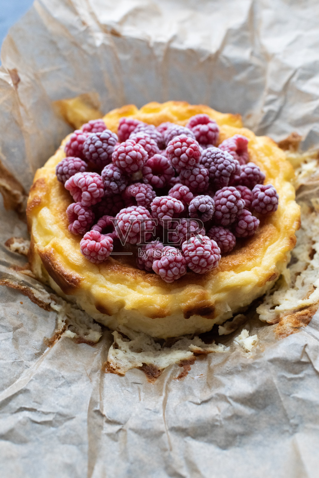 蜡纸自制覆盆子芝士蛋糕照片摄影图片