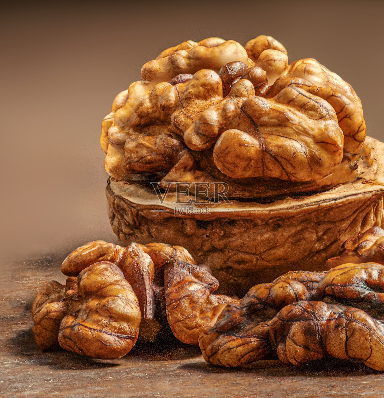 核桃在黑暗的乡村背景。带有Copyspace的核桃仁。坚果健康食品概念。特写镜头“n照片摄影图片