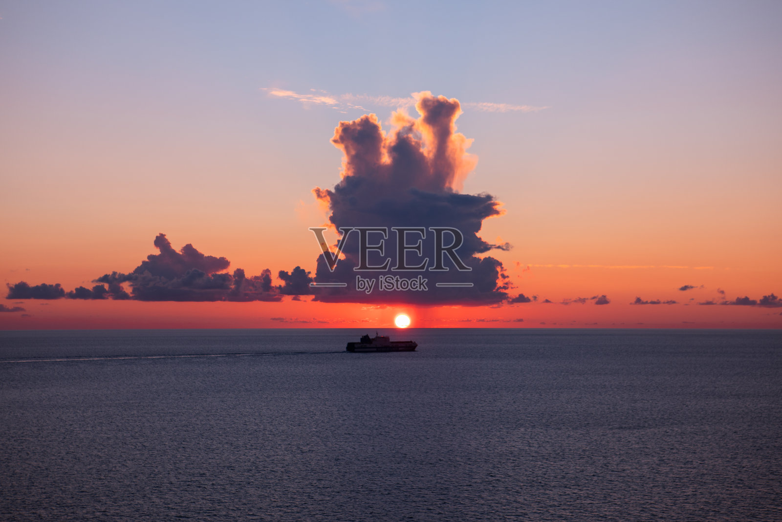 日落时的大船照片摄影图片