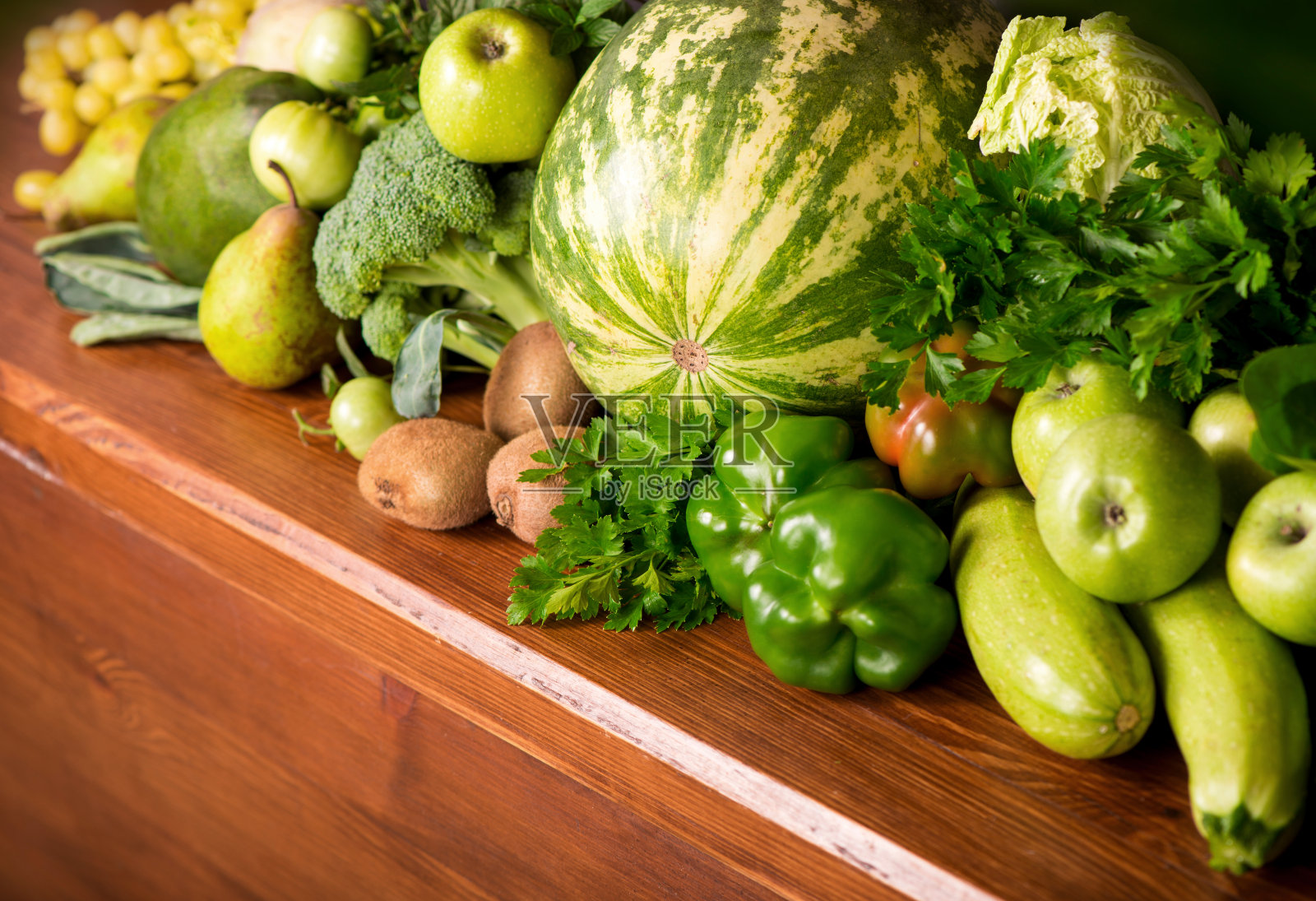 木制背景上有用的绿色蔬菜照片摄影图片