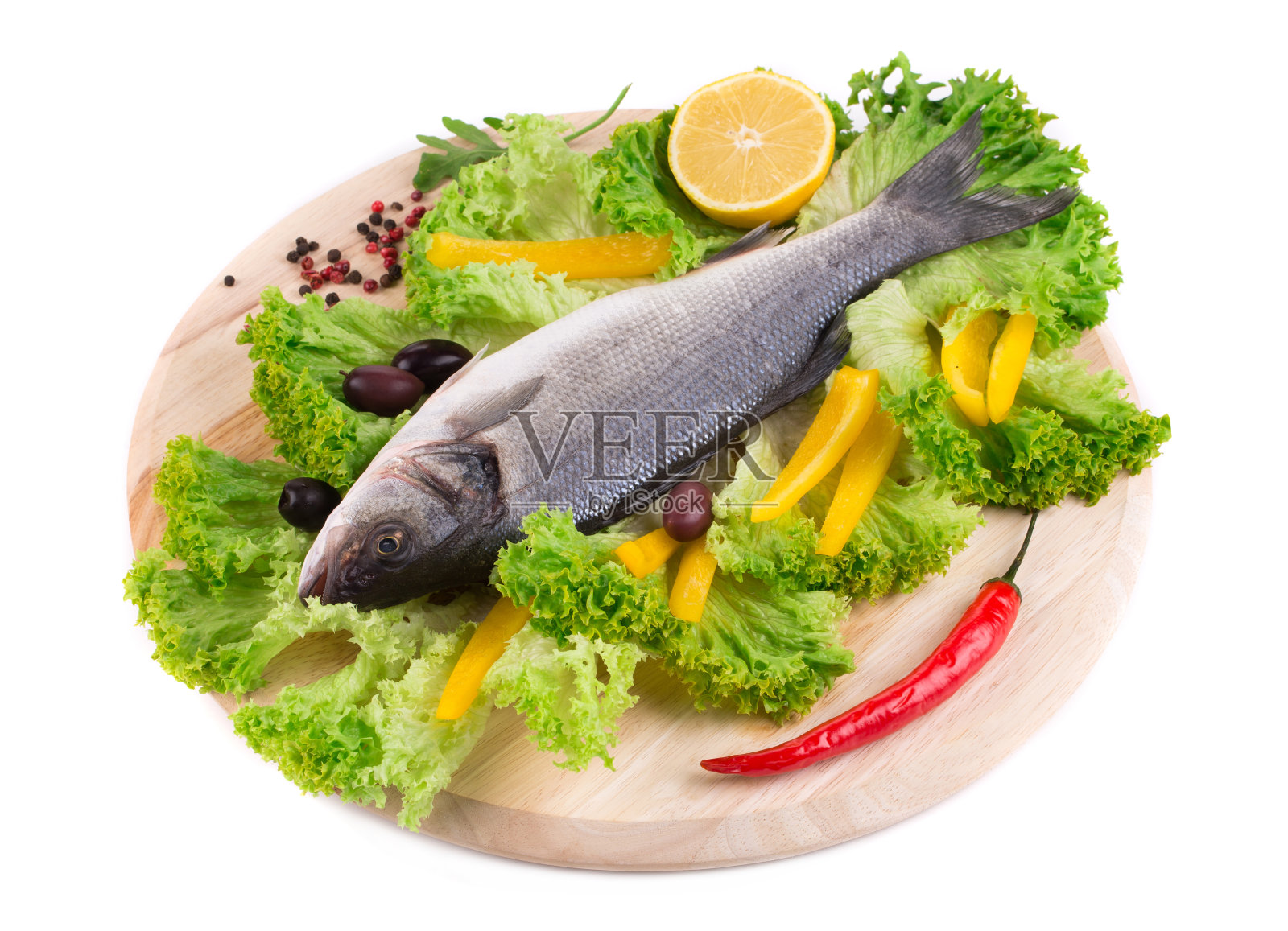 静物生活有新鲜的鲈鱼和蔬菜。照片摄影图片