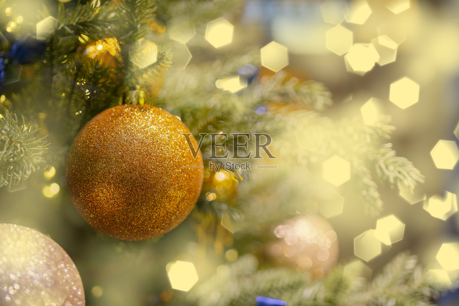 圣诞树的节日装饰。照片摄影图片