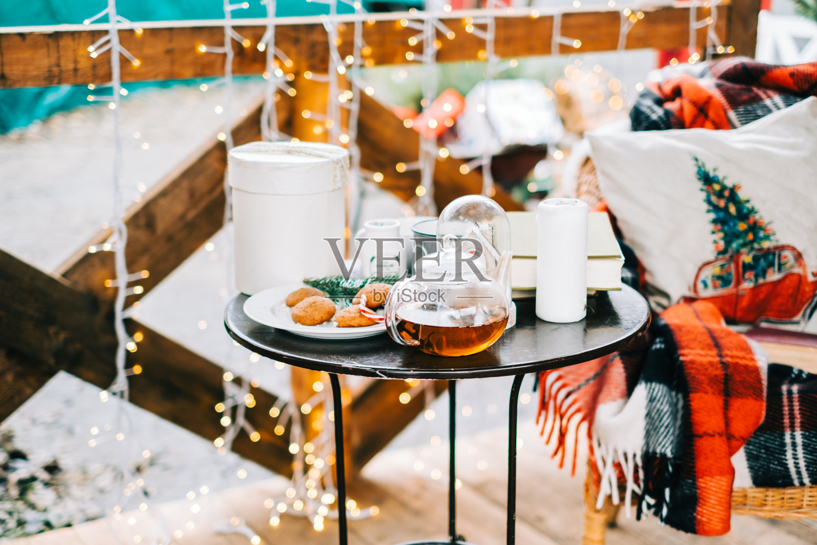 在后院的圣诞节早晨，茶和饼干与圣诞装饰的桌子上。照片摄影图片